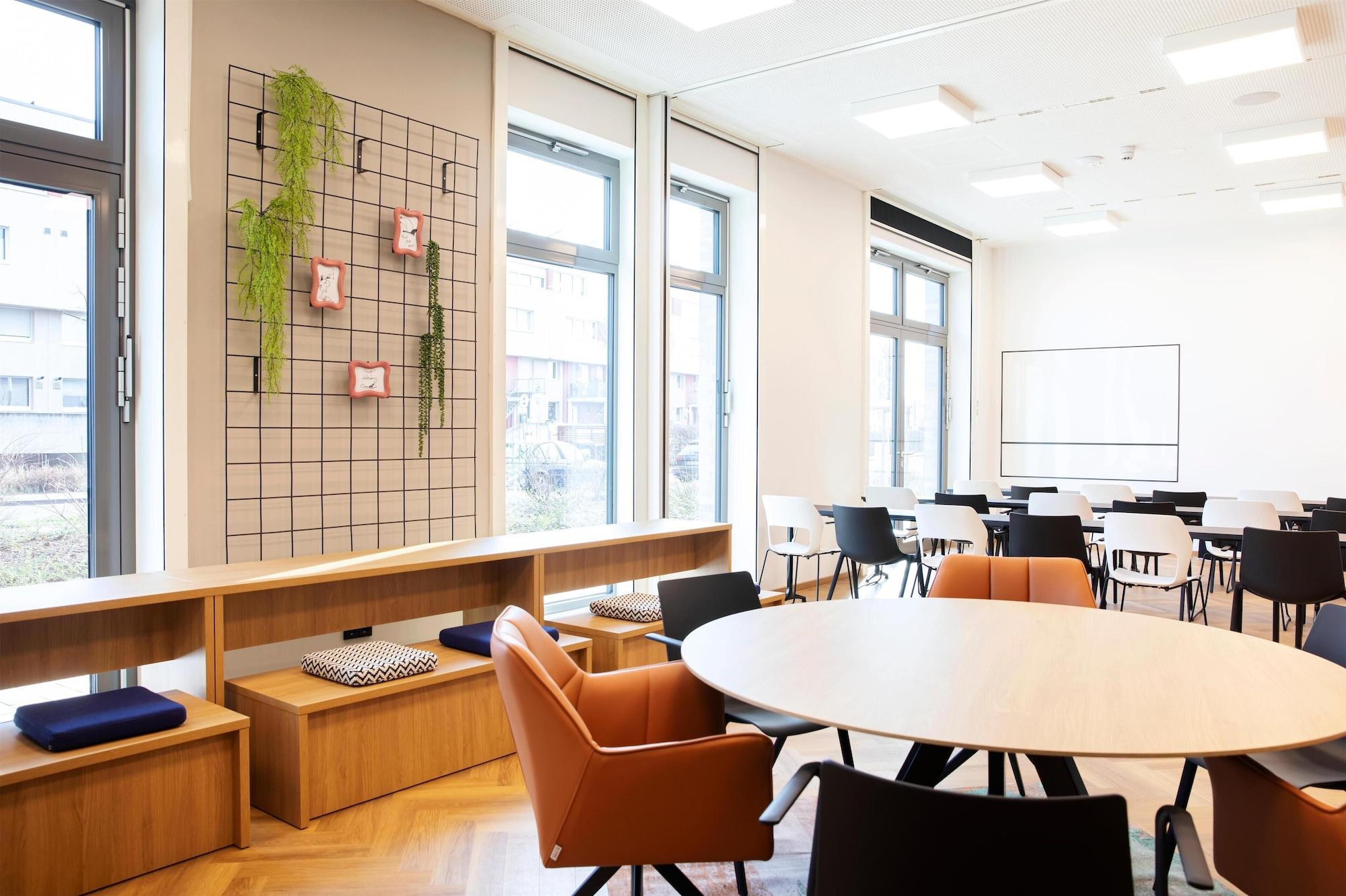 Bar/Salón LOGINN Hotel Köln Airport