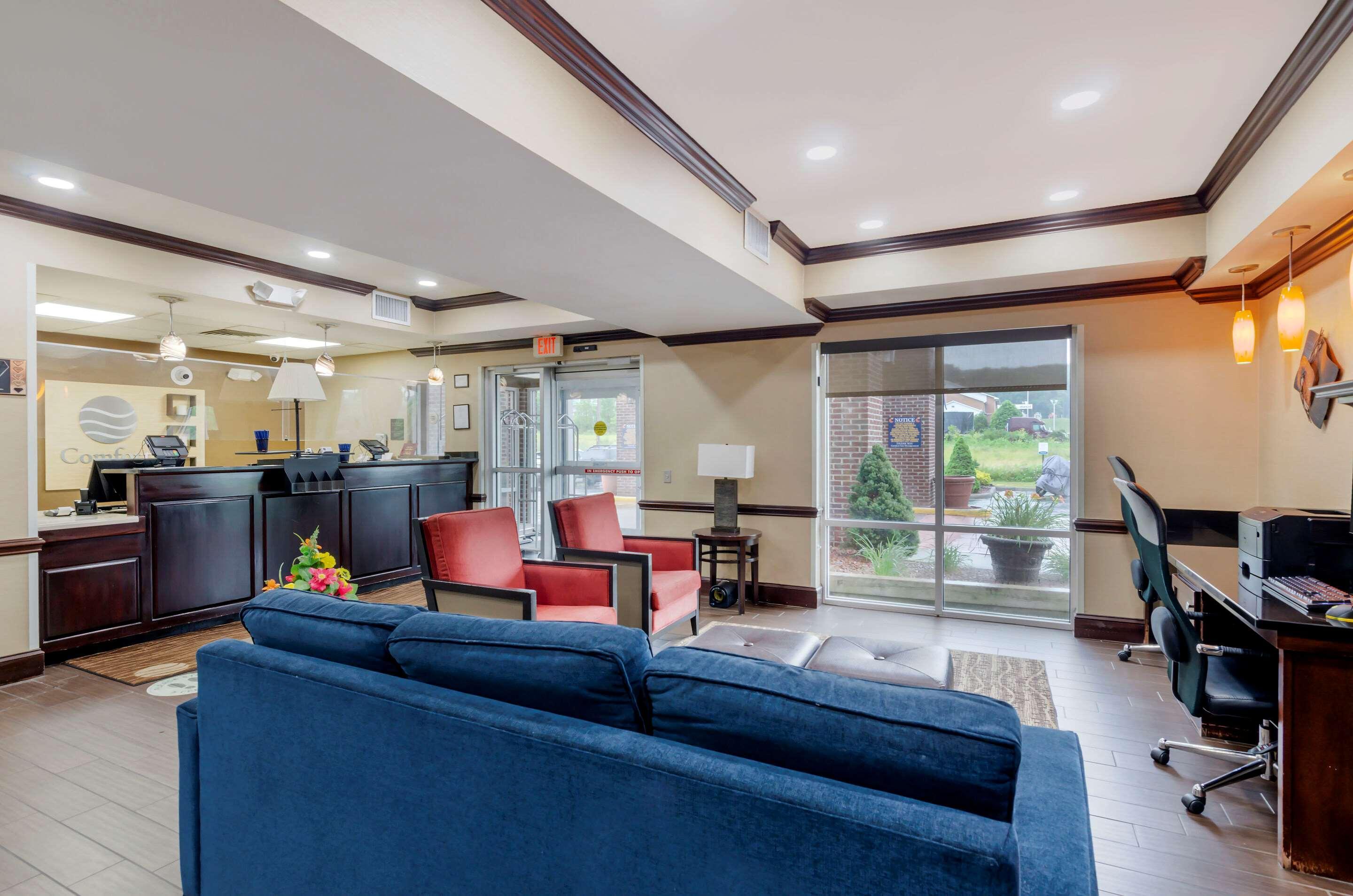 Vista Lobby Comfort Inn & Suites Hillsville I-77