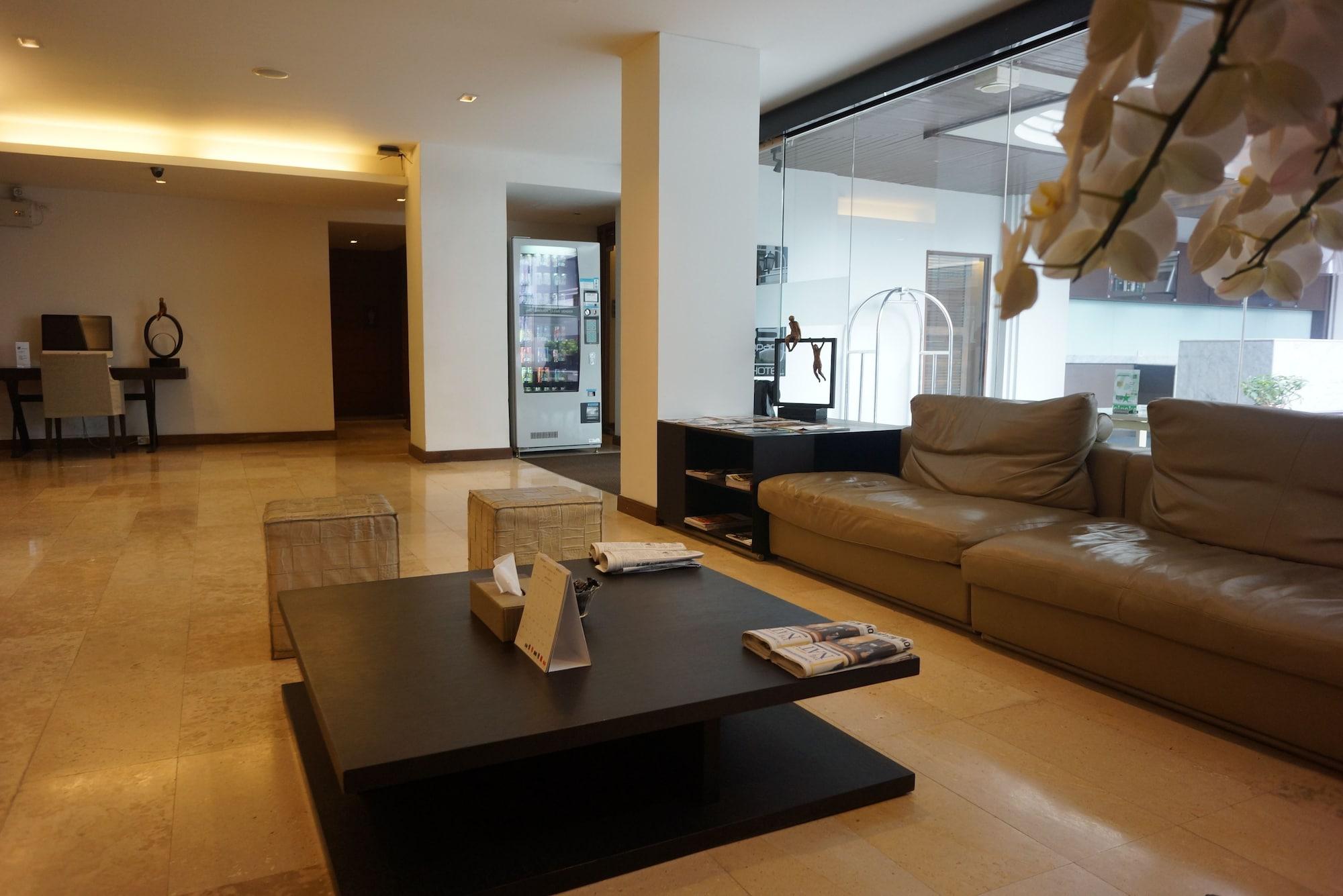 Vista Lobby S33 Compact Hotel