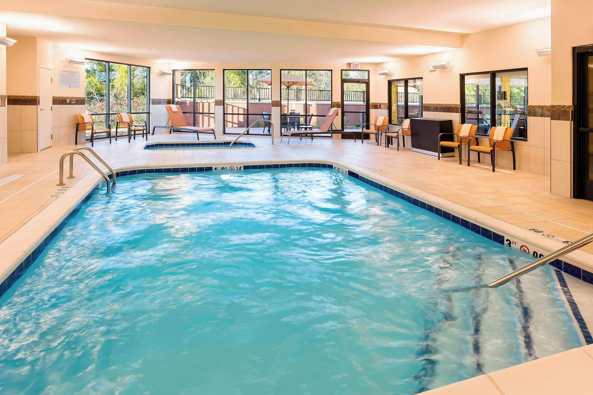 Vista Piscina Courtyard Kalamazoo Portage