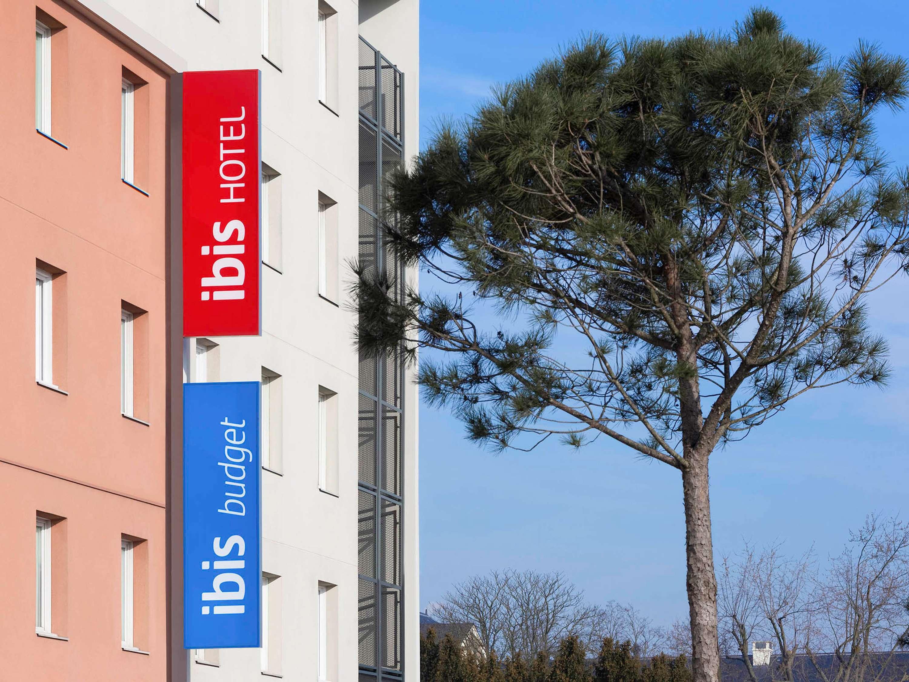 Vista Exterior ibis budget Orly Chevilly Tram 7