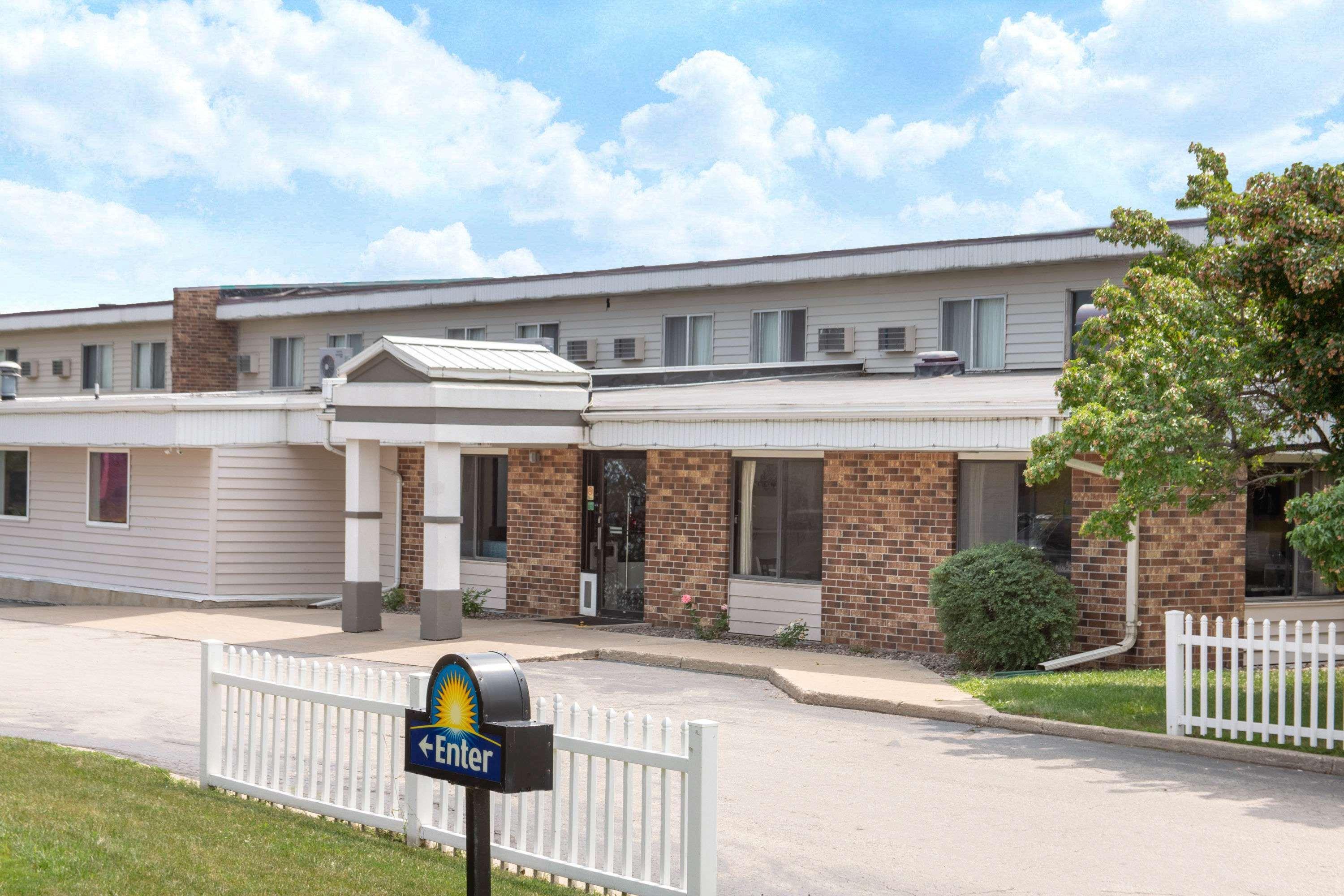 Vista Exterior Days Inn by Wyndham Fond du Lac