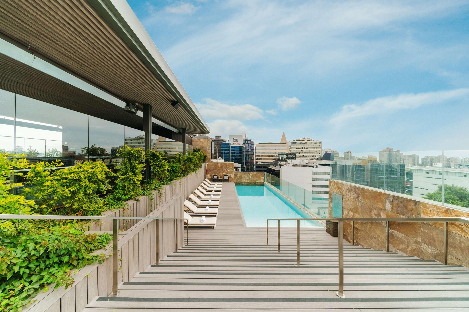 Vista Piscina Hyatt Centric San Isidro Lima