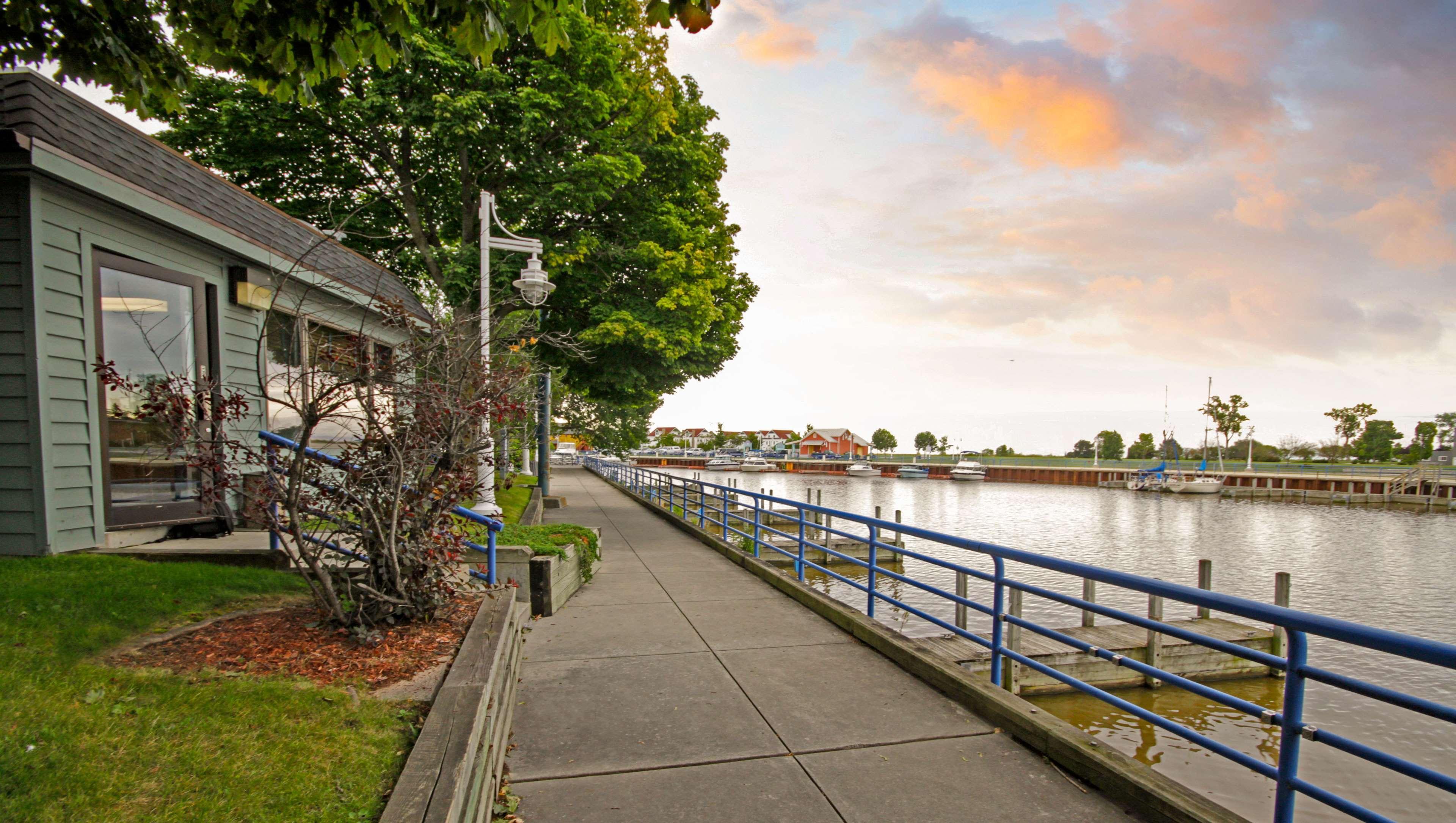 Vista Exterior Harbor Winds Hotel