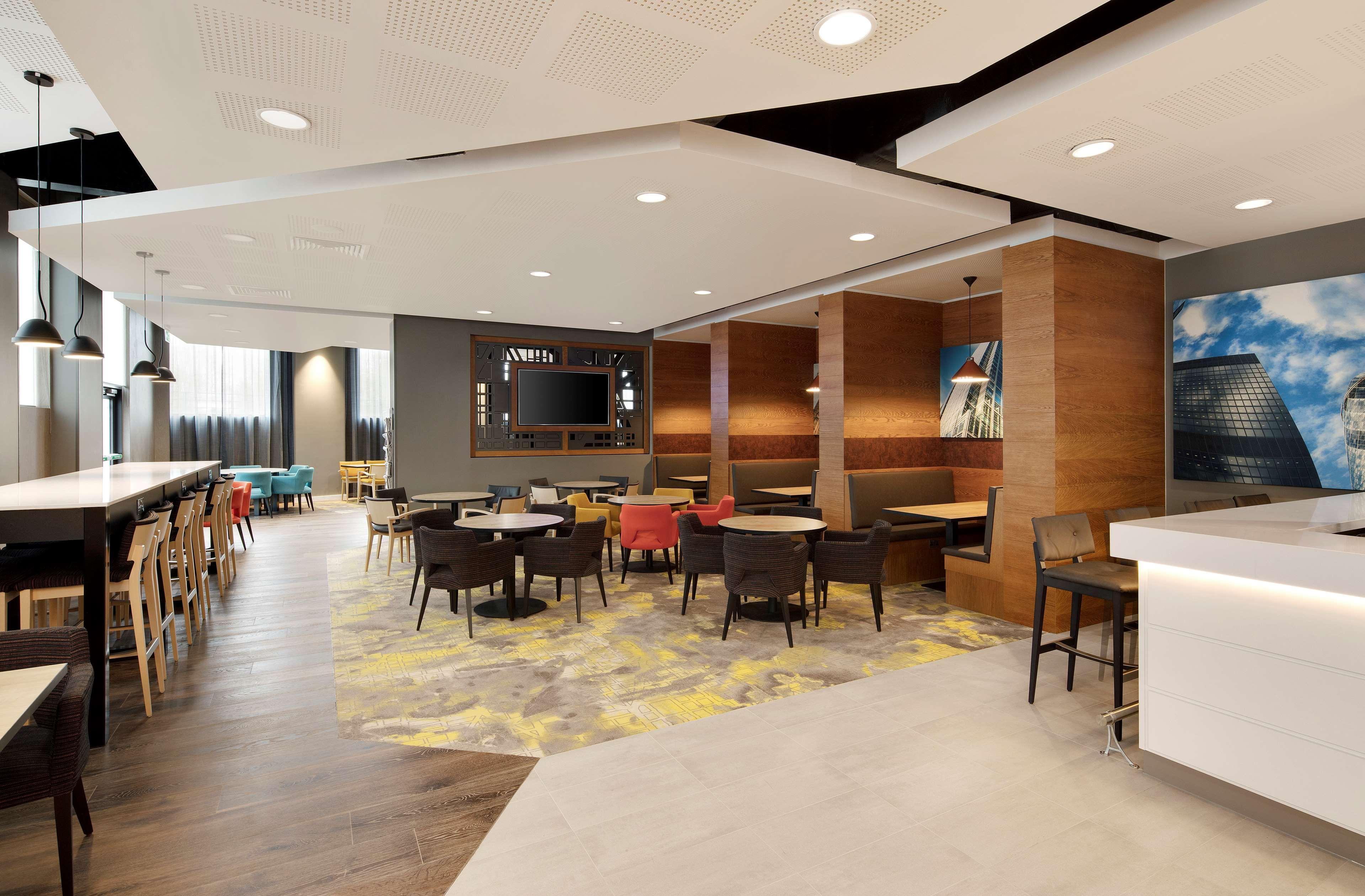Vista Lobby Hampton by Hilton London Docklands