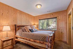 Alquiler Vacacional - Amazing Lakefront Getaway-sleeps 18 guests, w/private dock, gameroom, spa & more