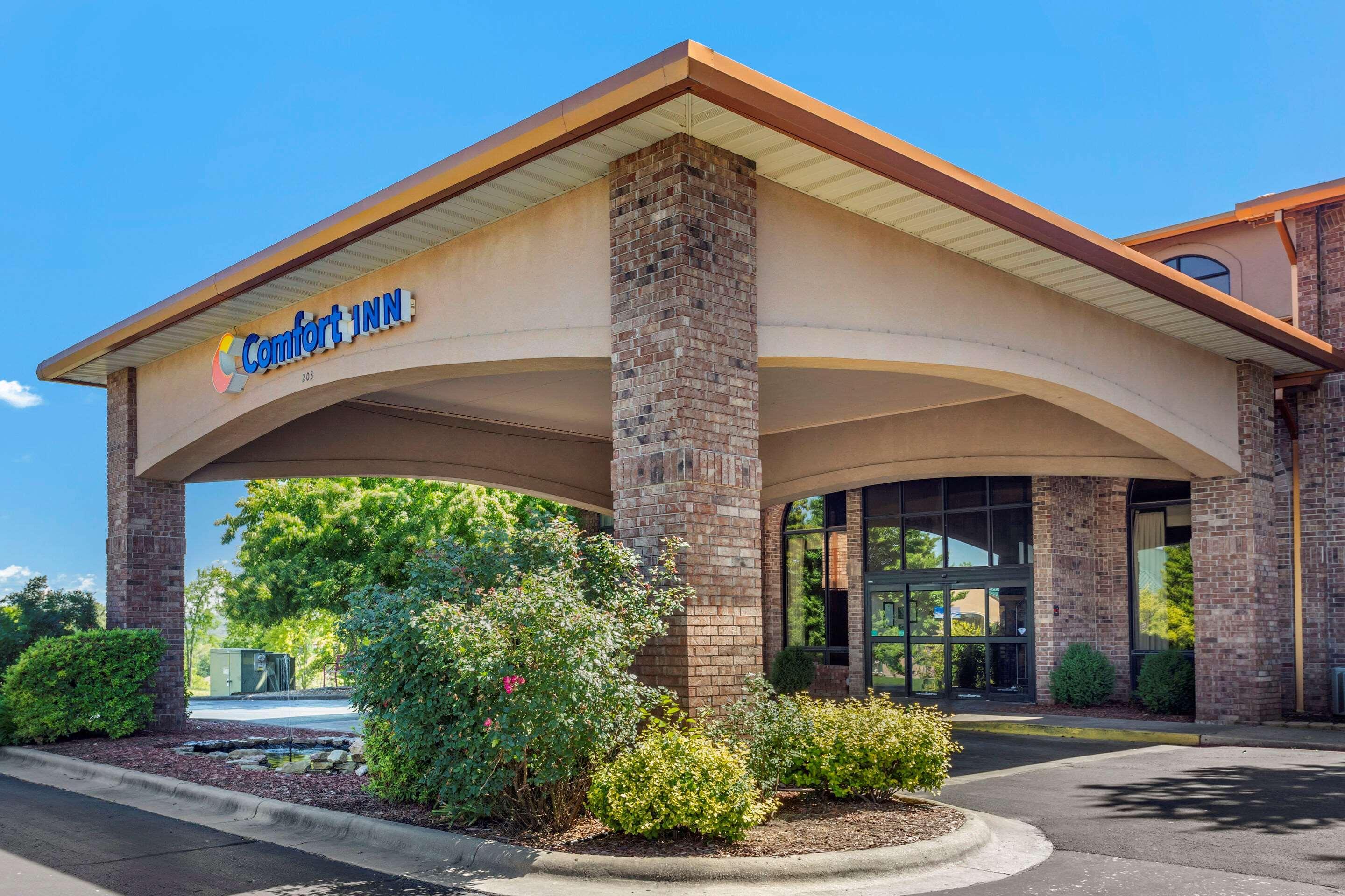 Vista Exterior Comfort Inn at Thousand Hills
