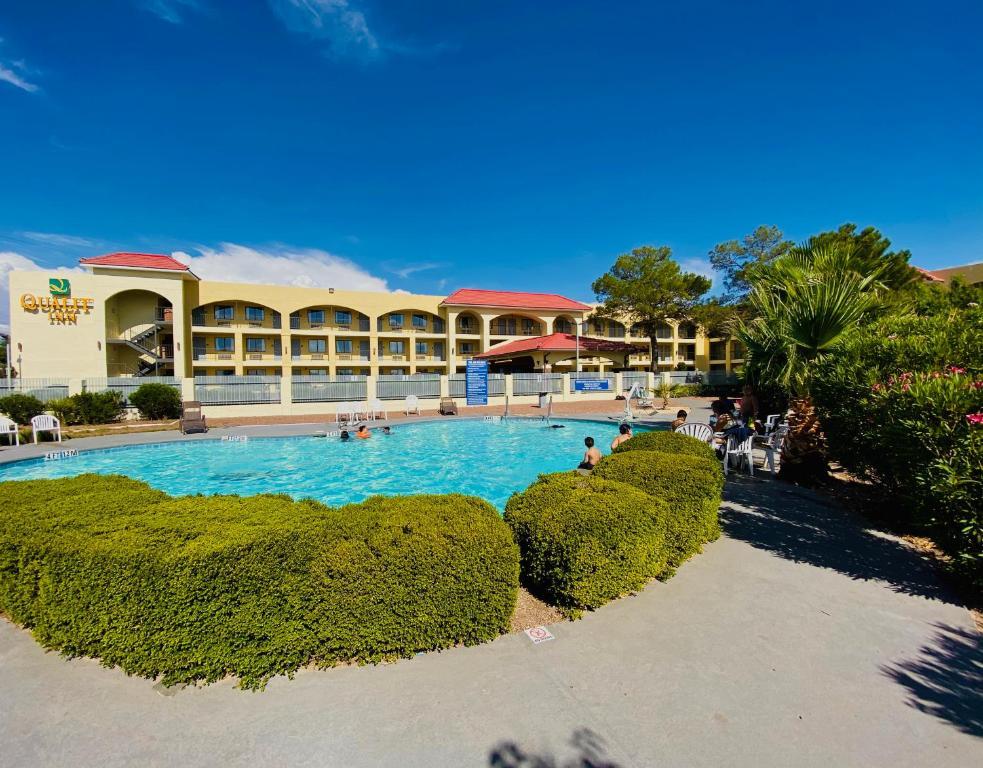 Vista Piscina Quality Inn Airport East