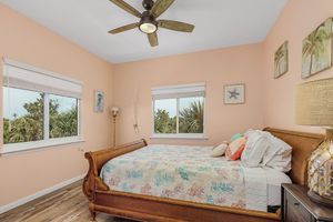 Alquiler Vacacional - Newer construction designed to bring the outside in, short walk to the beach