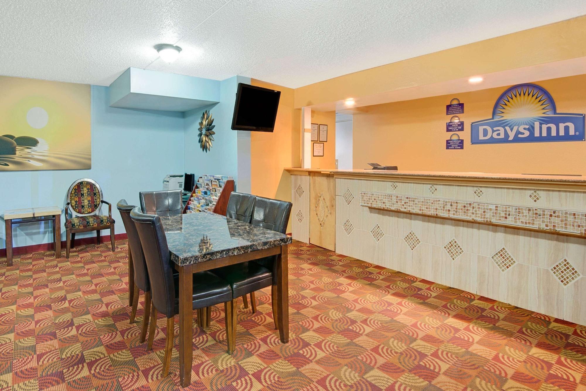 Vista Lobby Days Inn by Wyndham Independence