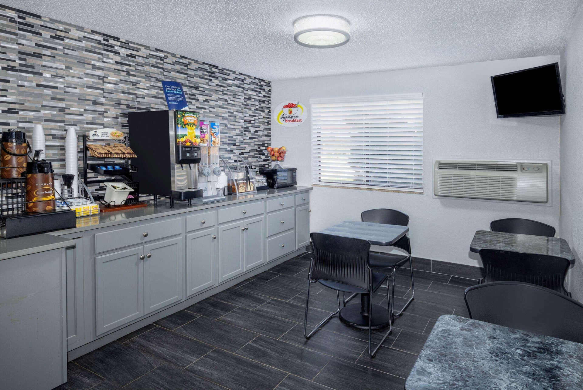Restaurant Super 8 by Wyndham Kansas City at Barry Road/Airport