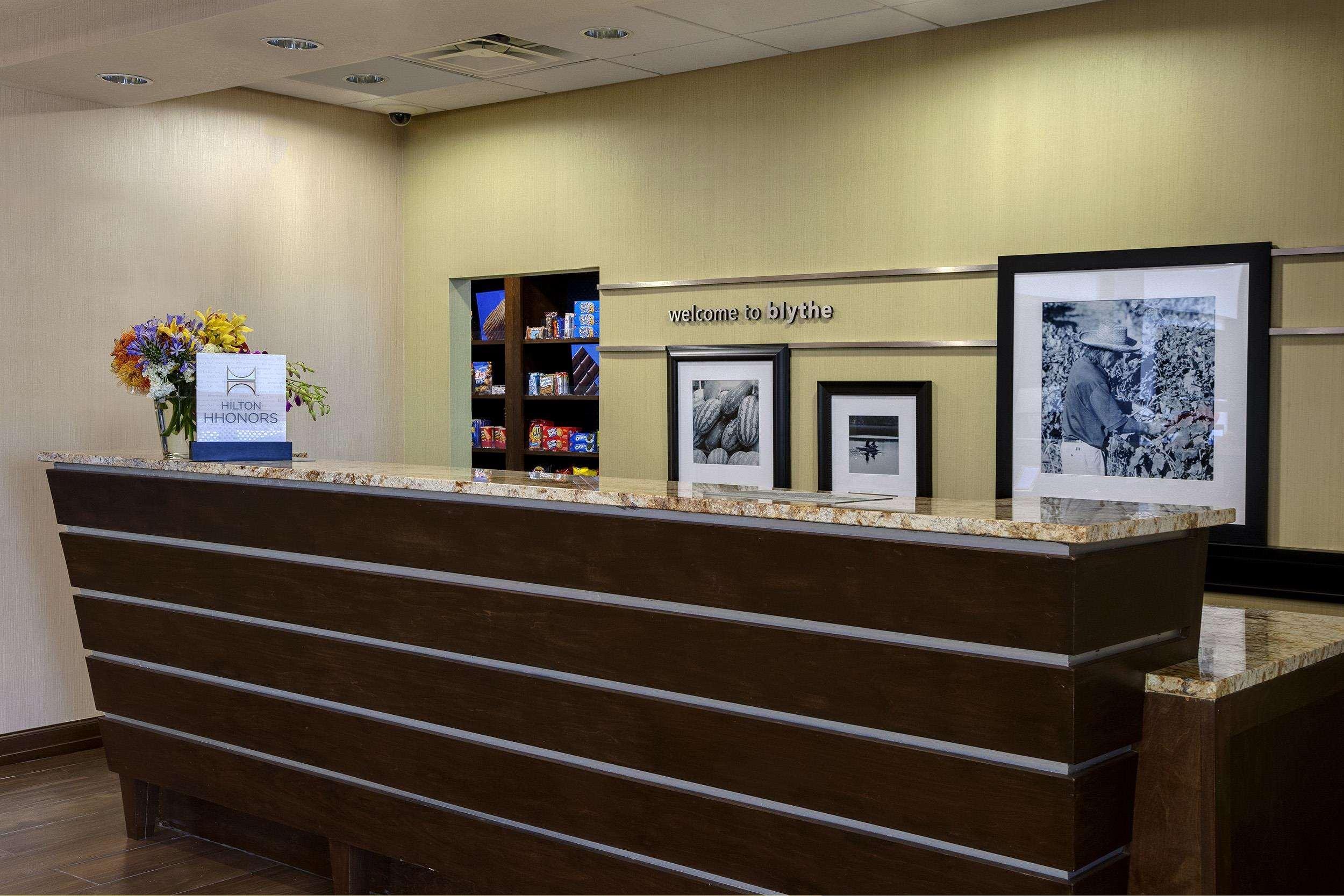 Vista Lobby Hampton Inn & Suites Blythe