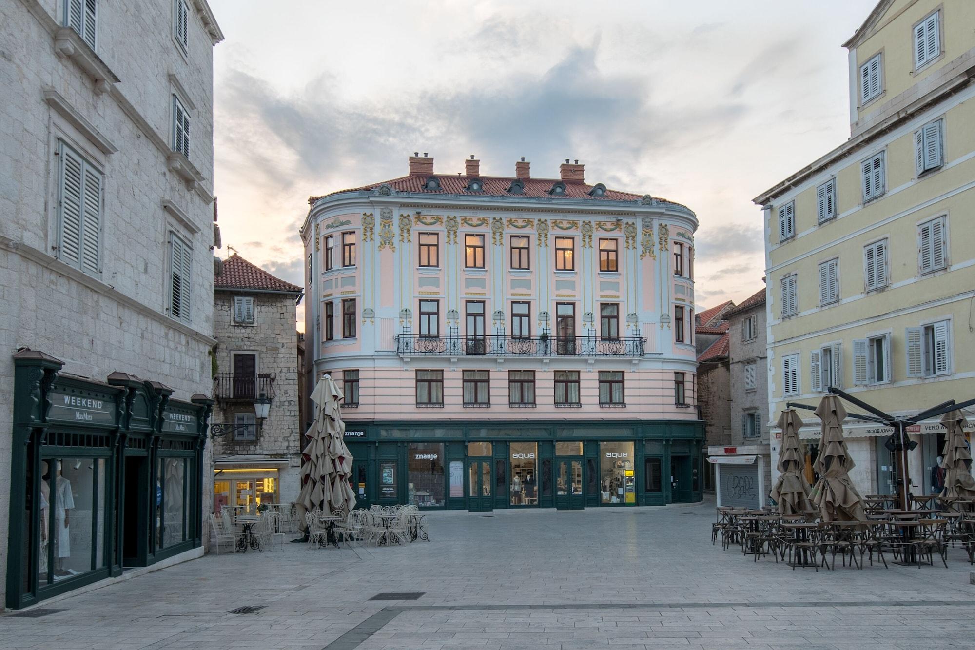 Varios Central Square Heritage Hotel