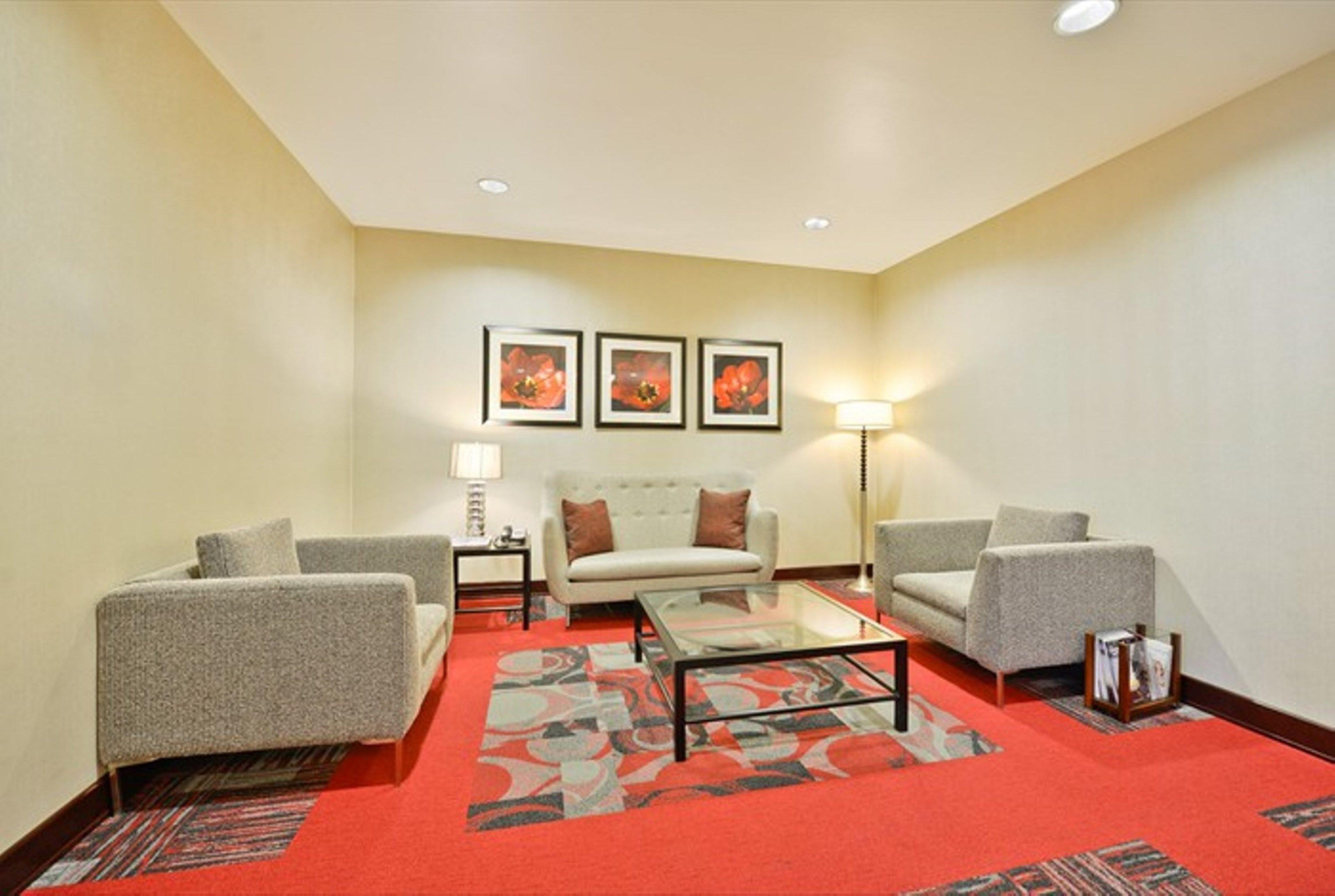 Vista Lobby Holiday Inn Express & Suites Utica by IHG