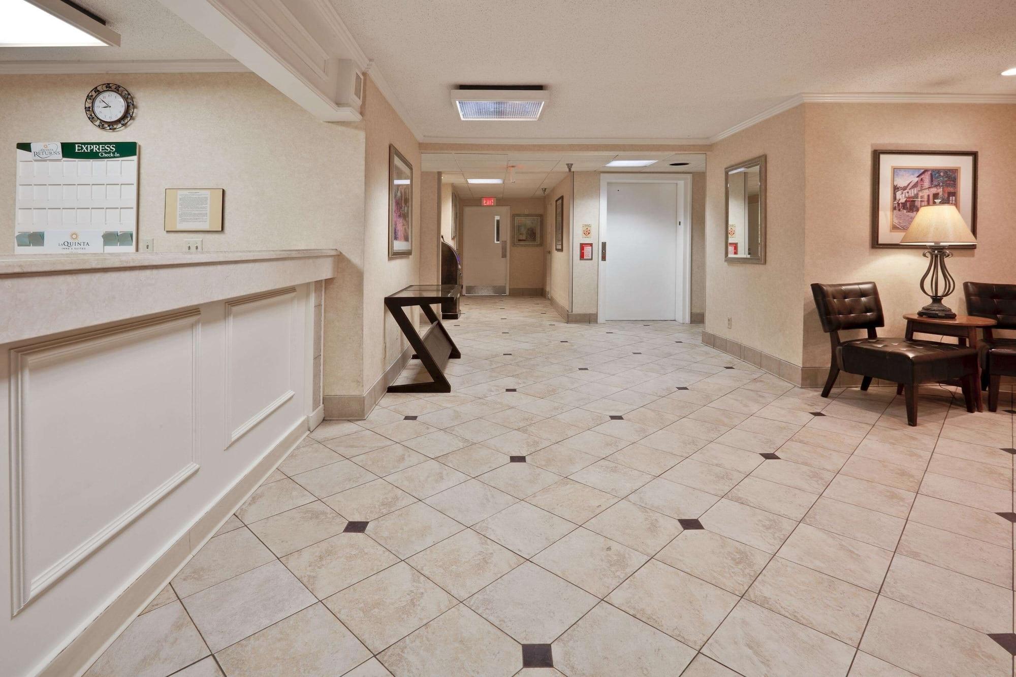 Vista Lobby La Quinta Inn & Suites by Wyndham Tampa Fairgrounds - Casino