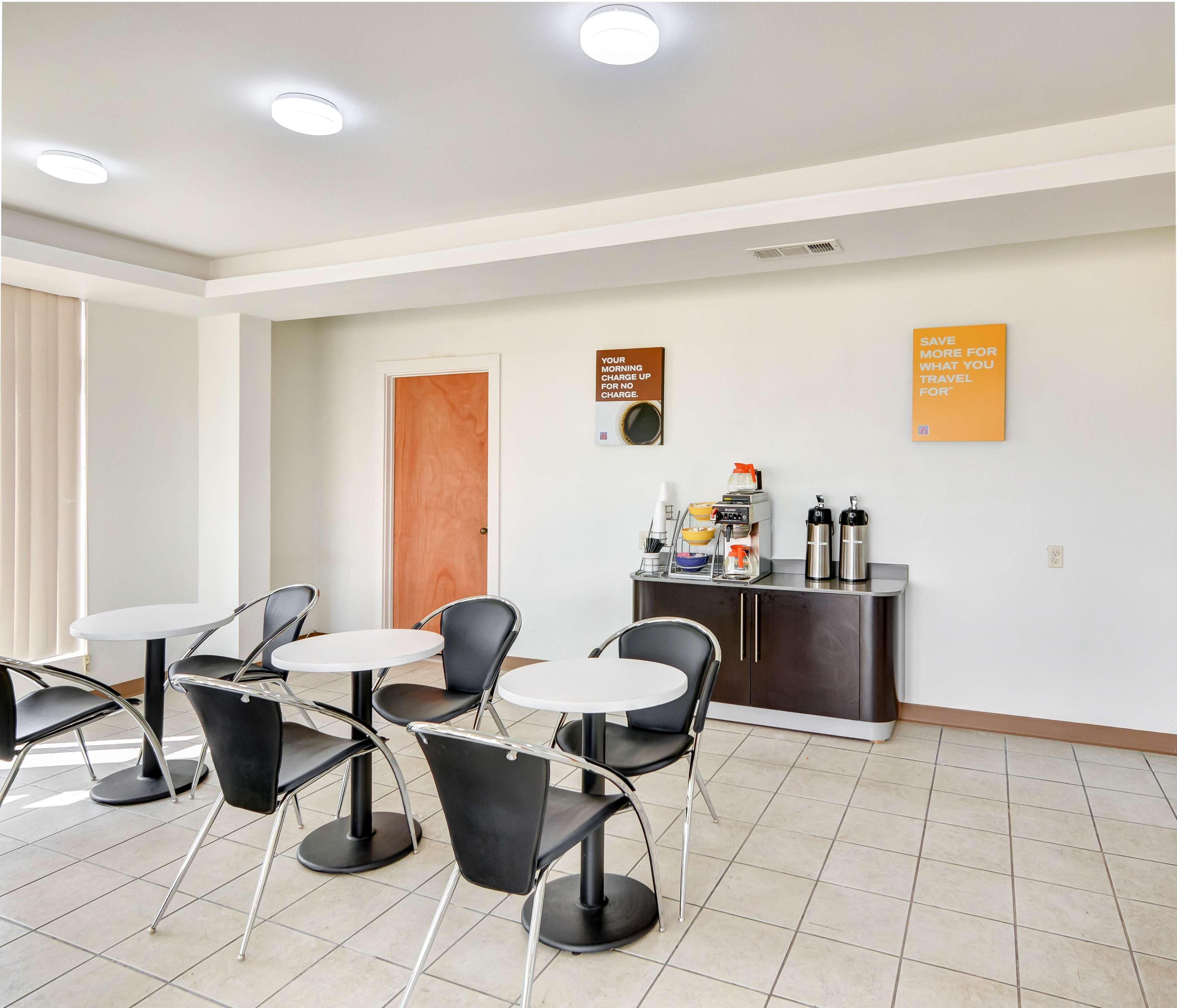 Vista Lobby Motel 6 Lindale, TX