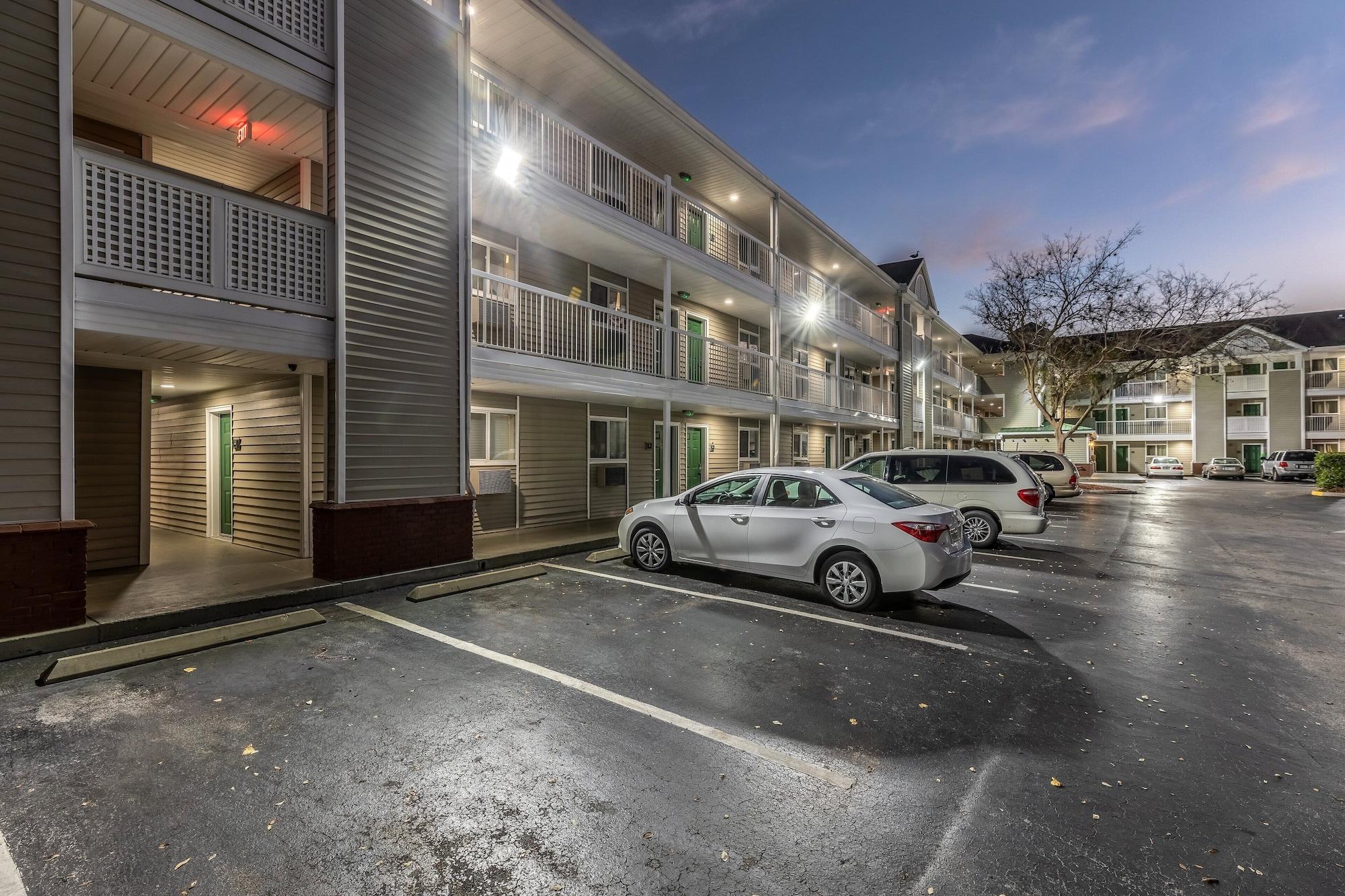 Vista Exterior HomeTowne Studios by Red Roof Orlando - Casselberry