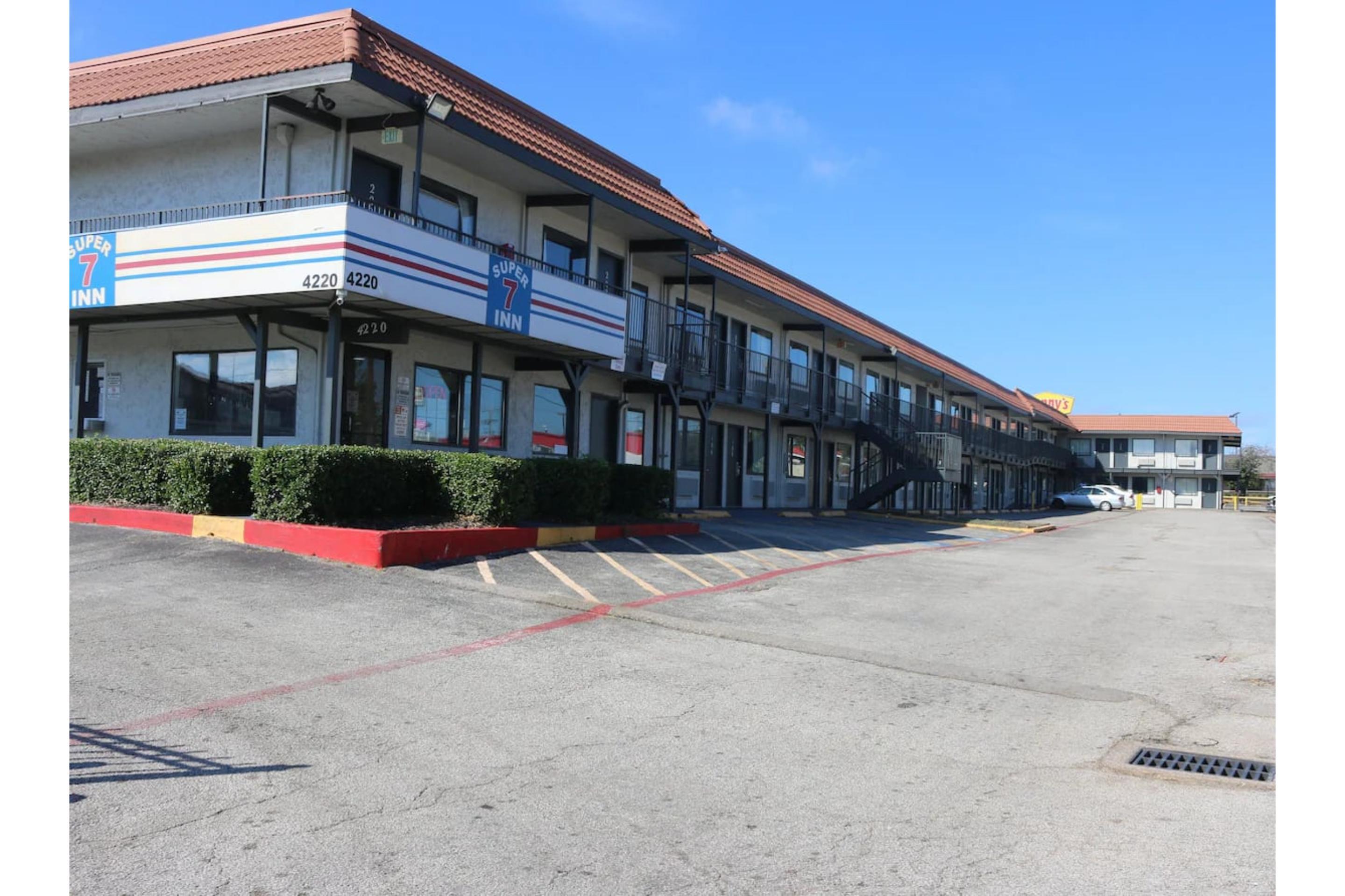 Vista Exterior Super 7 Inn by Hotel O Dallas I 20