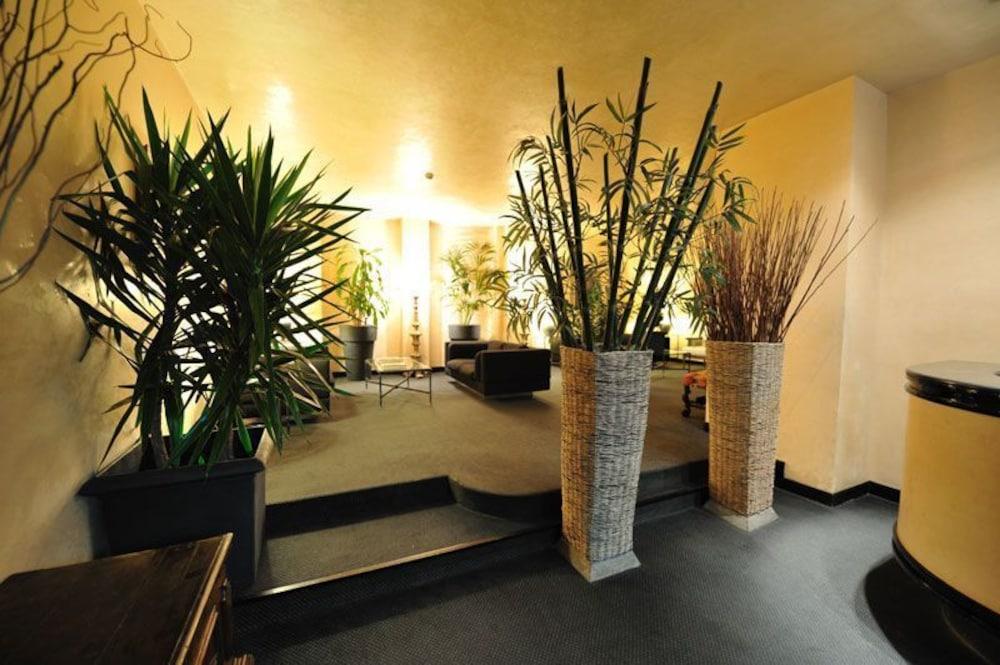 Vista Lobby White House