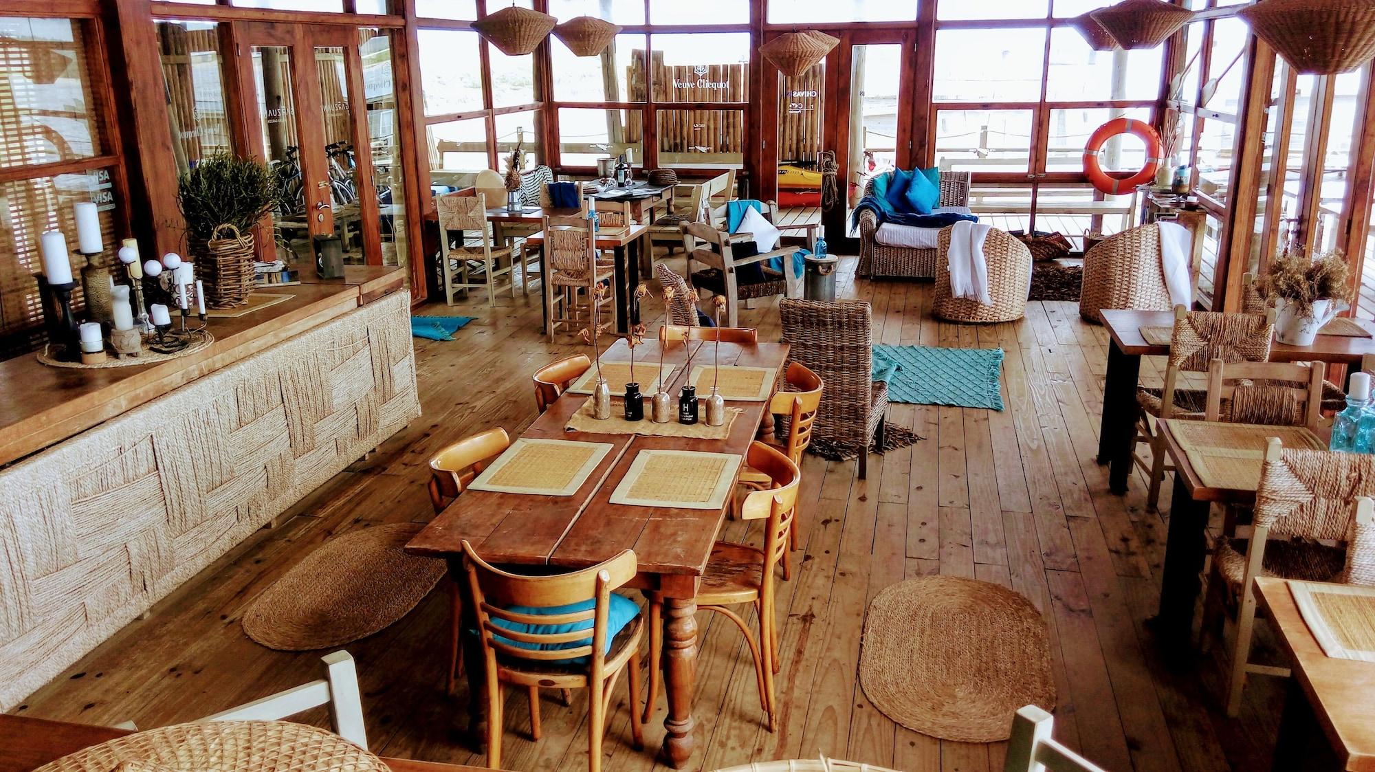 Bar/Salón Laguna Garzon Lodge