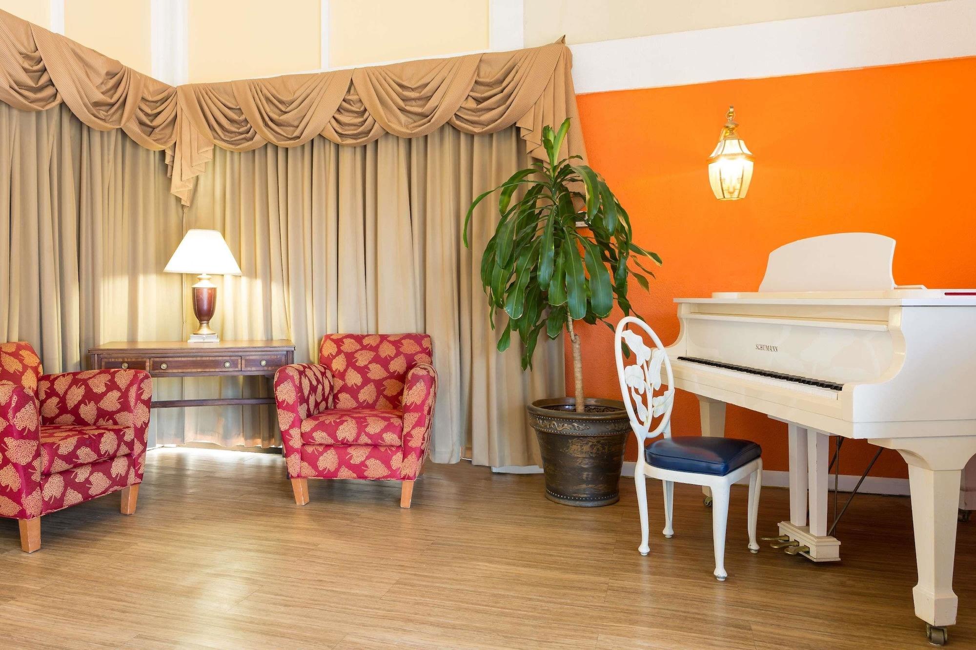 Vista Lobby Howard Johnson by Wyndham Williamsburg