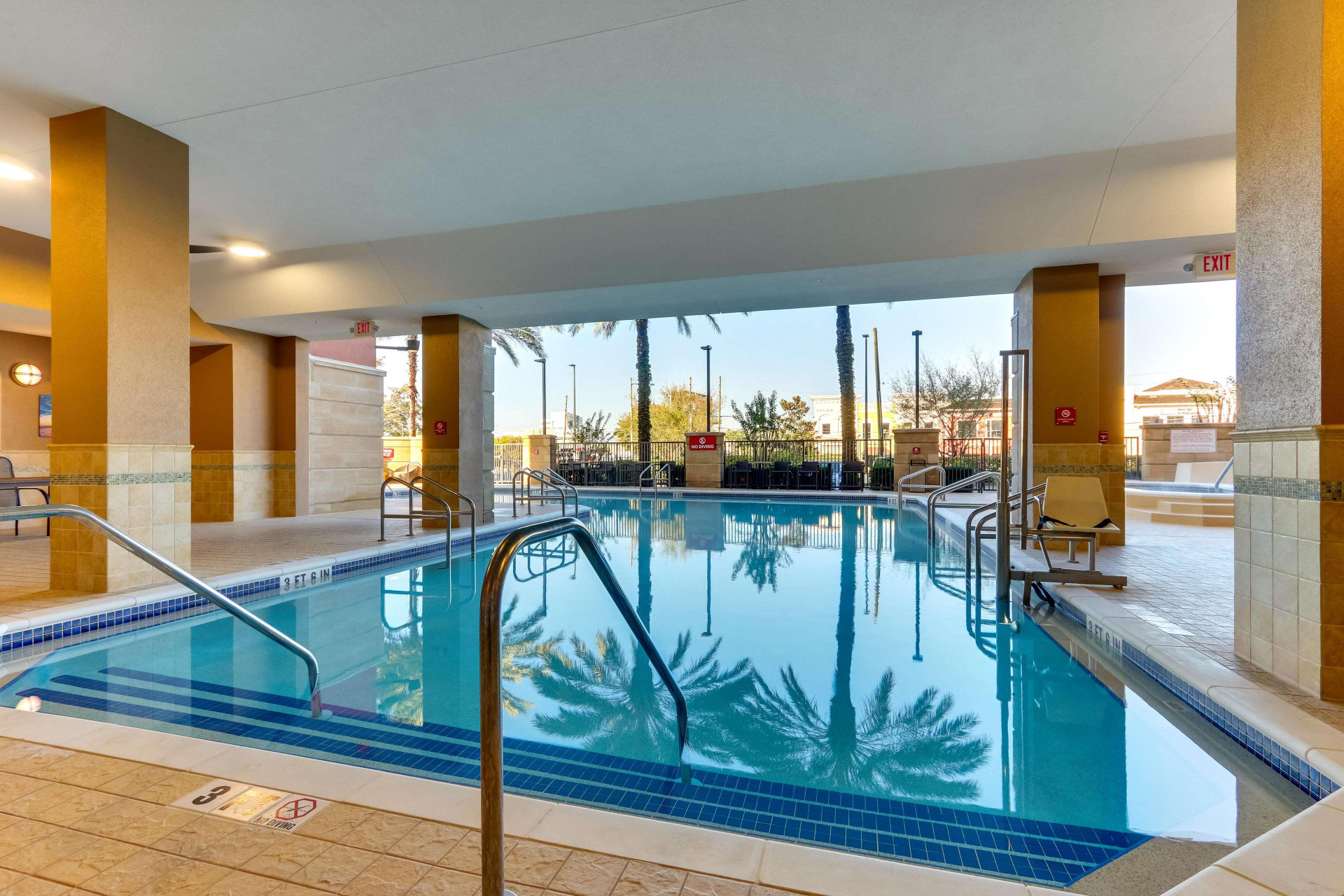 Vista Piscina Drury Inn & Suites near Universal Orlando Resort