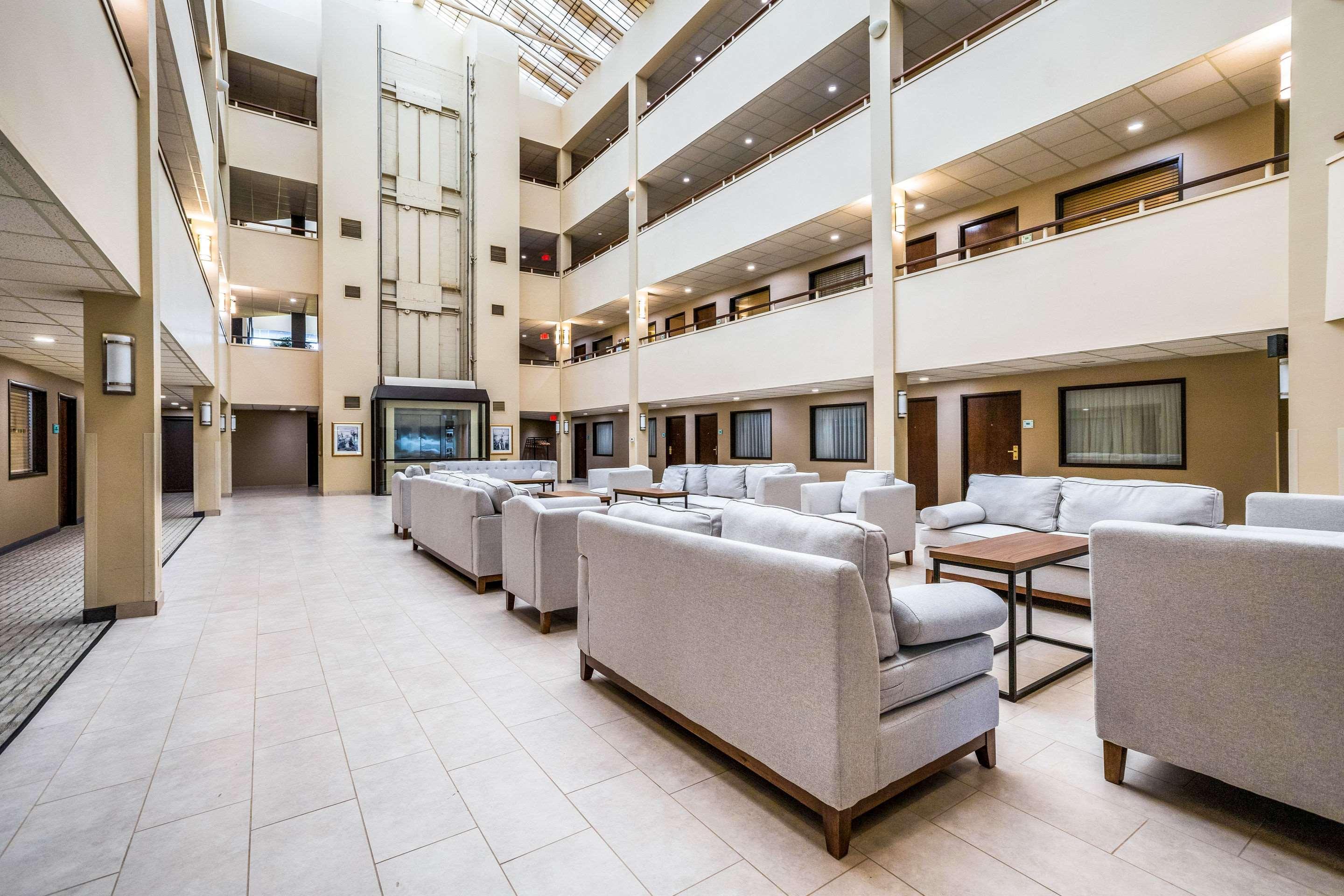 Vista Lobby Quality Suites Lansing West