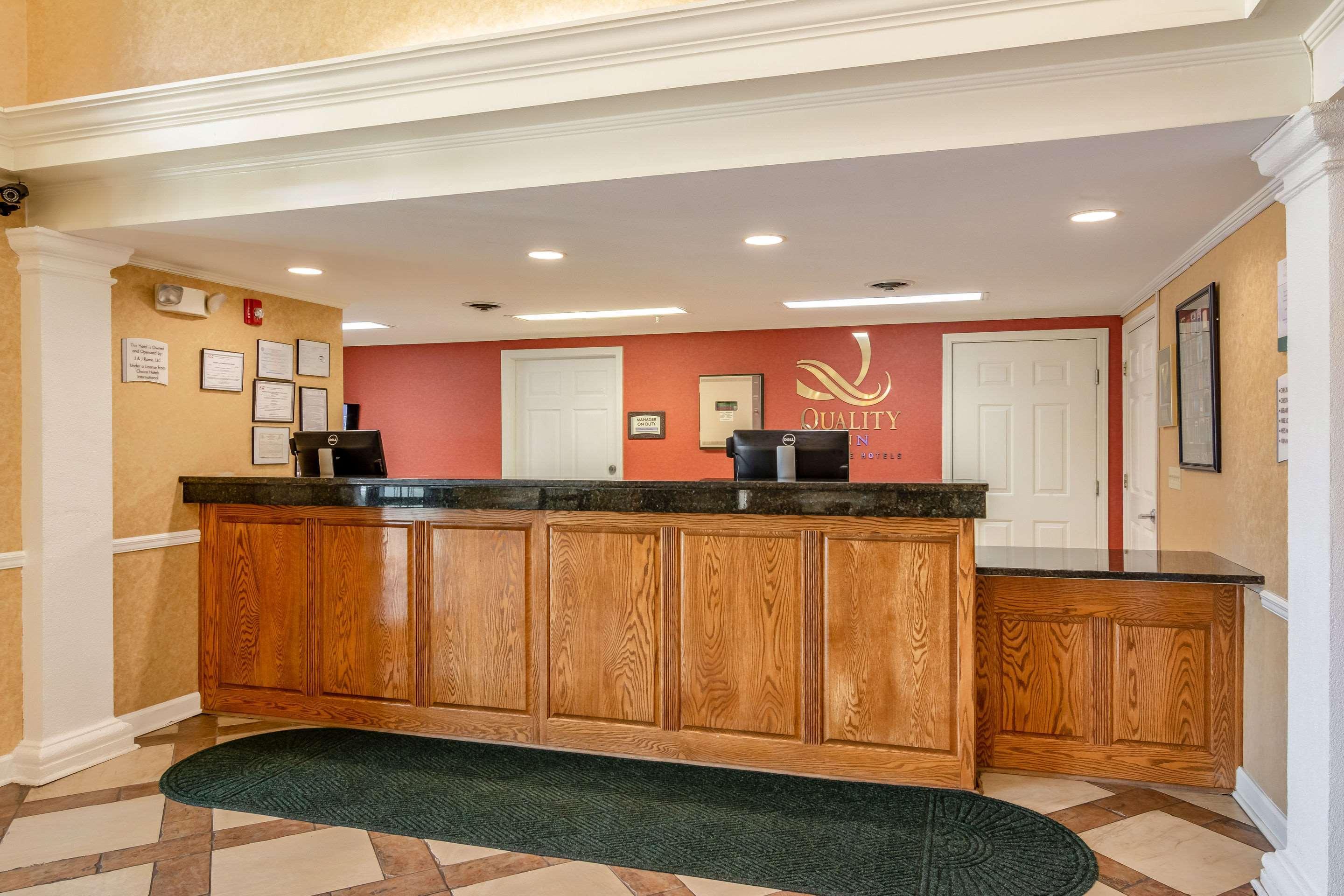 Vista Lobby Quality Inn Rome South