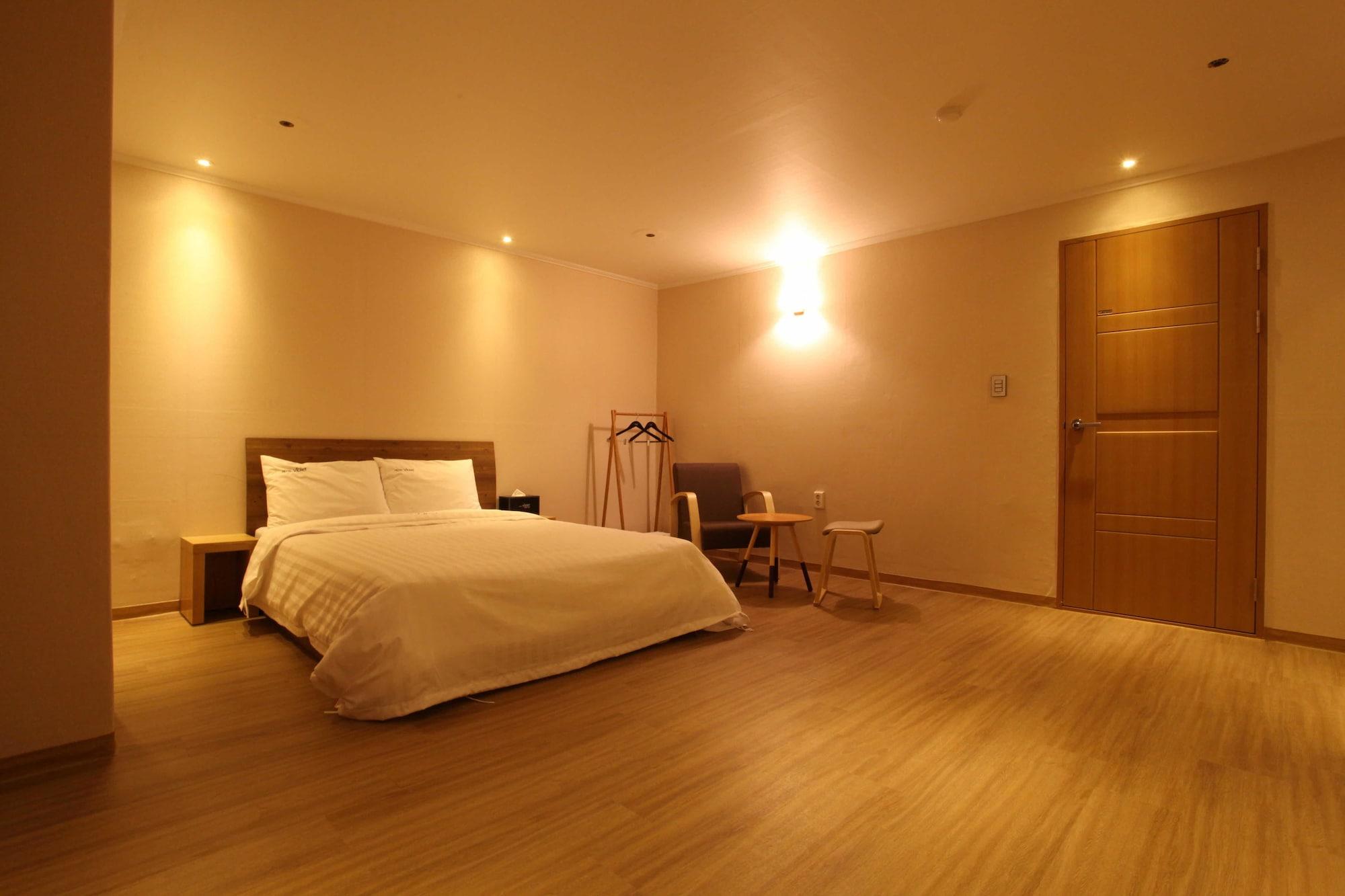 Varios Hotel violet