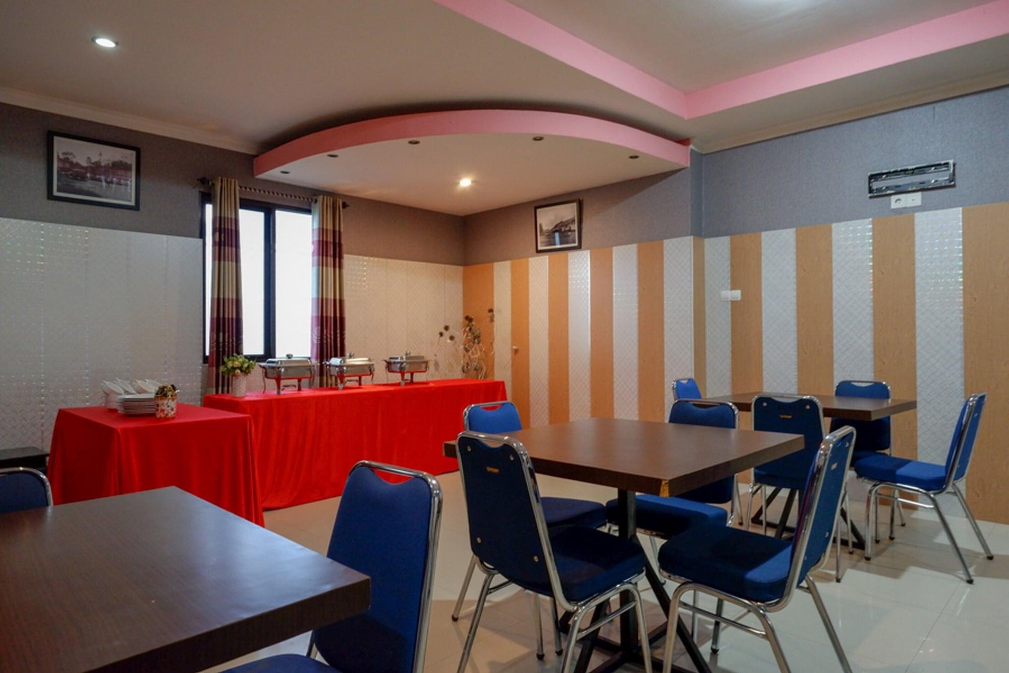 Restaurant RedDoorz near Citraland Waterpark Kendari
