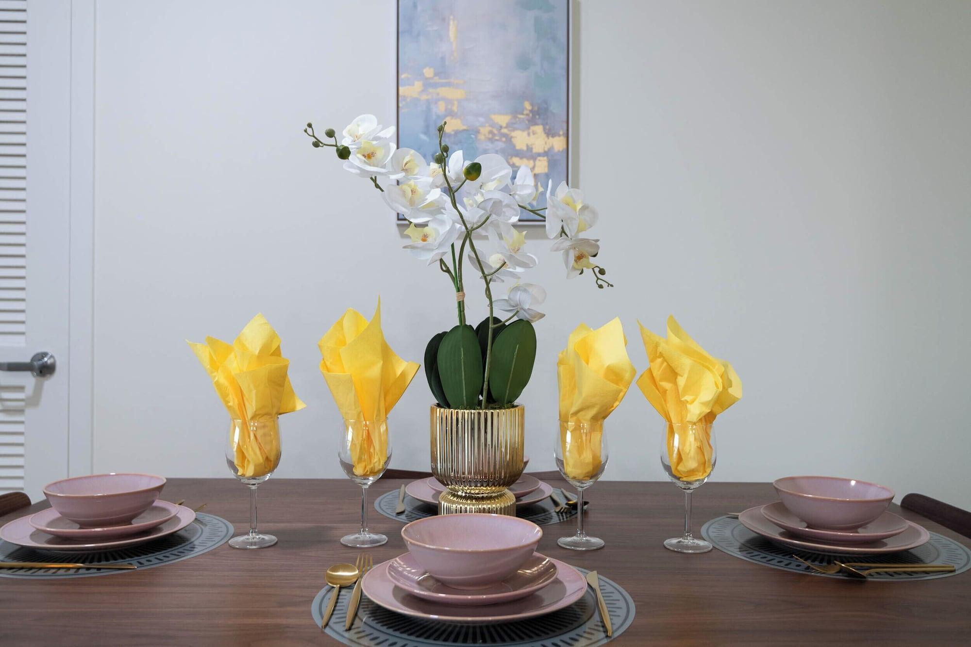 Restaurant 1BR Universal Studios Pool Gym Parking