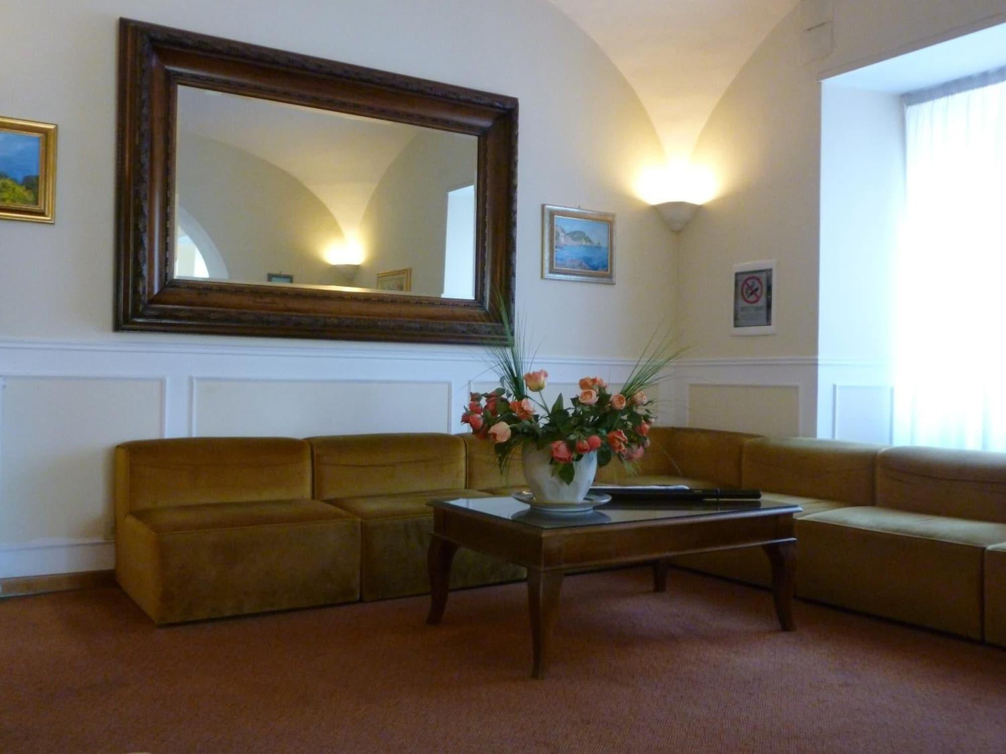 Vista Lobby Hotel Plaza