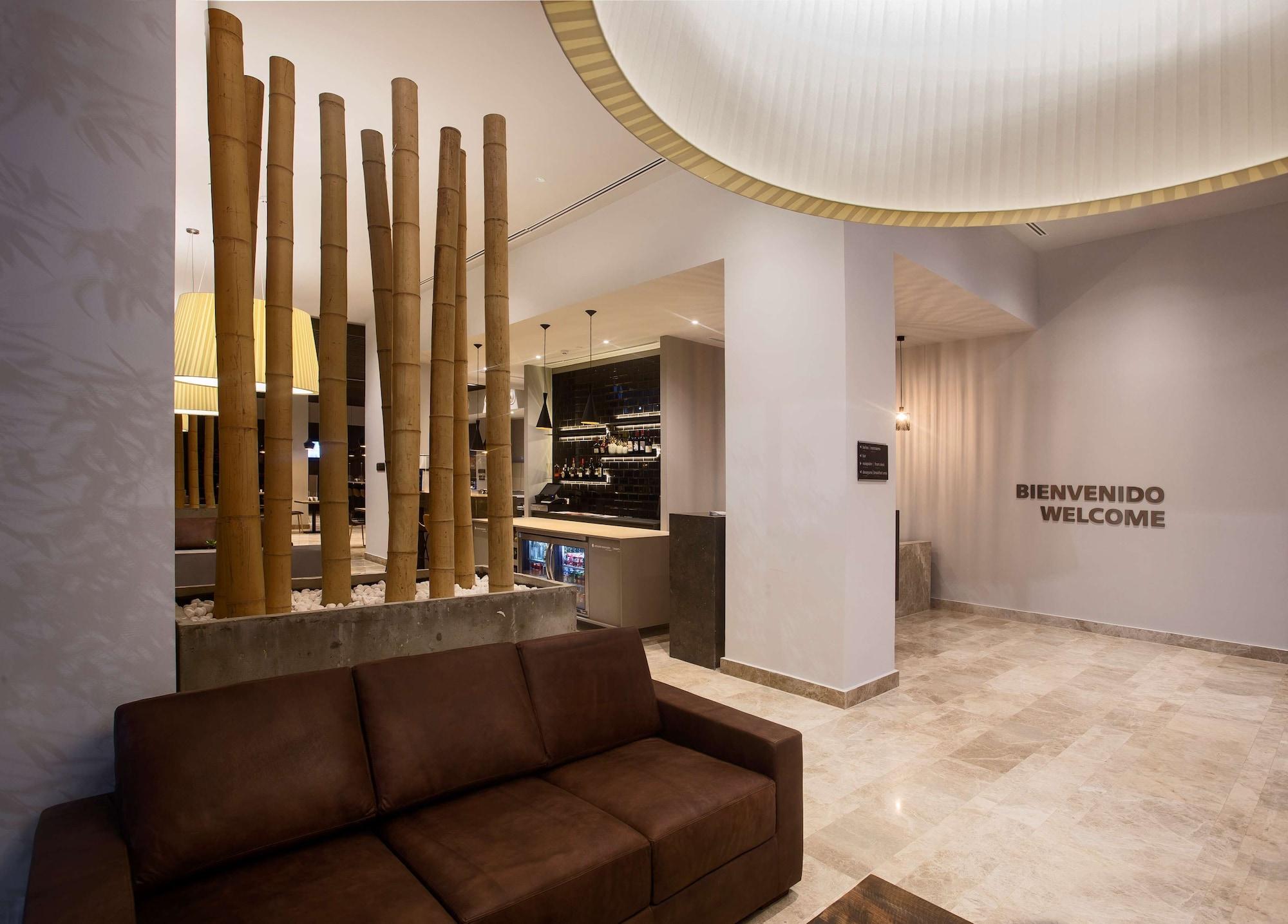 Vista Lobby Hampton by Hilton David