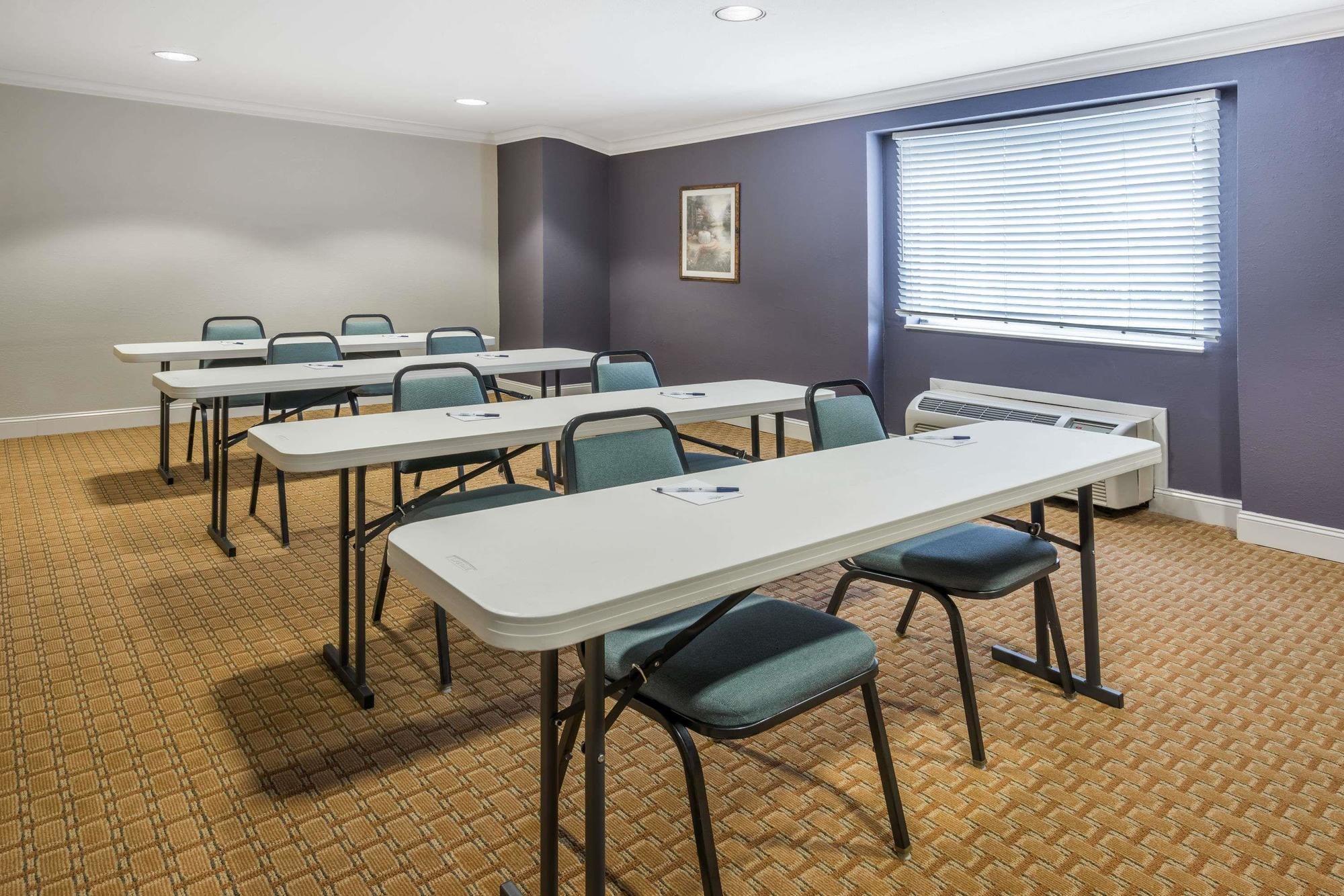 Sala de Reuniones Howard Johnson by Wyndham Dalton