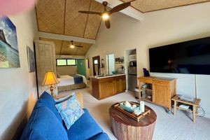 Alquiler Vacacional - Romantic Tiki Suite A/C, Walk to Beaches & 1 Hotel Resort, King "Purple" Bed