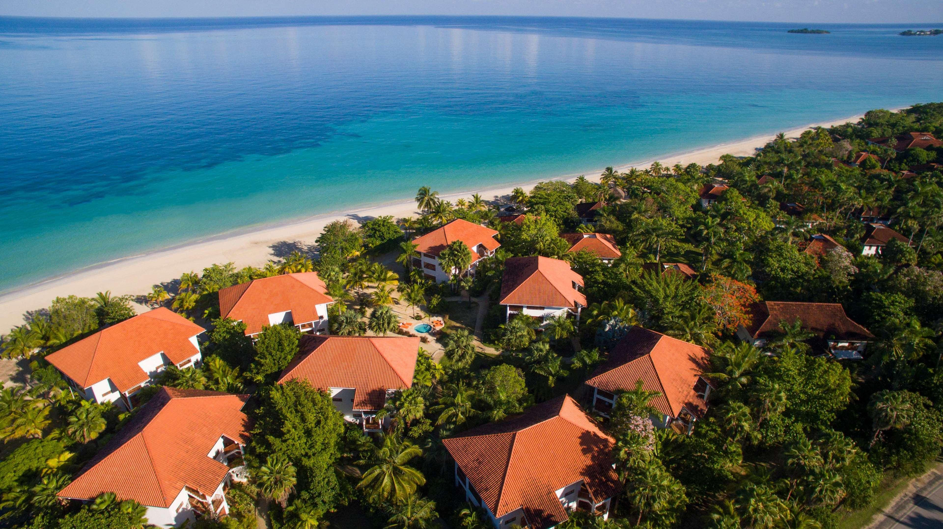 Vista Exterior Couples Swept Away All Inclusive