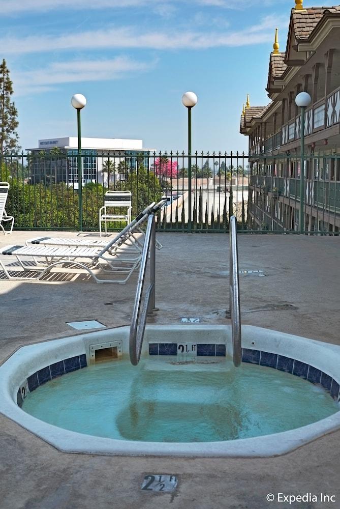 Spa Anaheim Camelot Inn & Suites