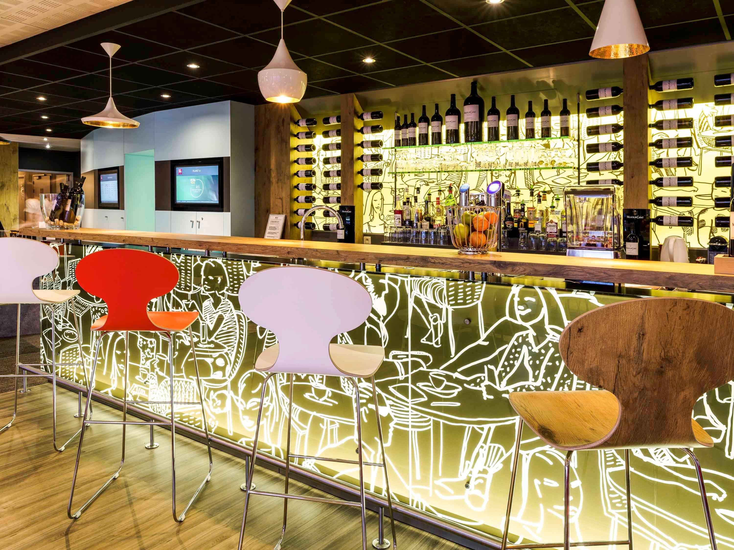 Bar/Salón ibis Honfleur