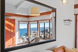 Alquiler Vacacional - Coastal Luxury: Oceanfront Views, Decks + Walkable to Downtown