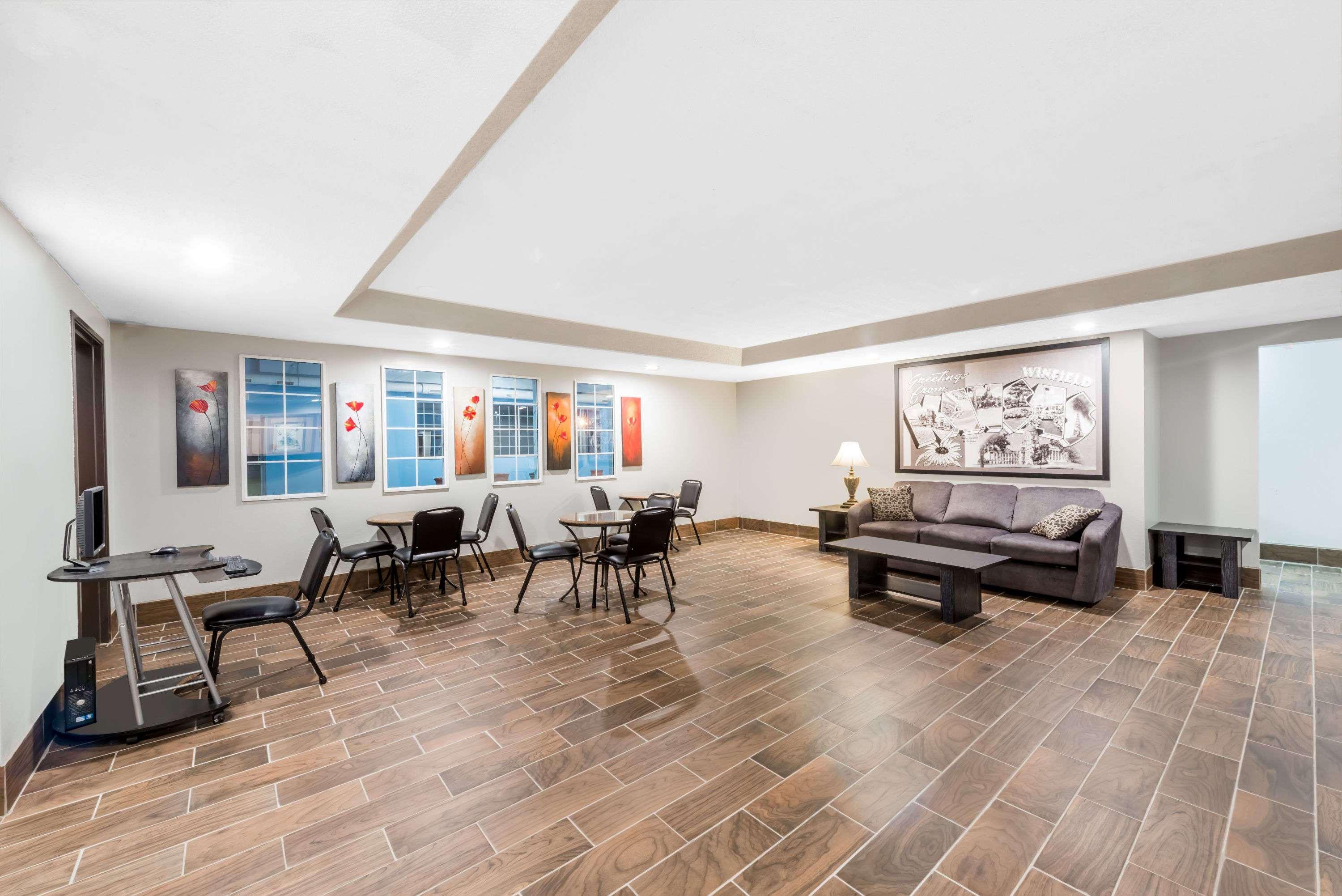 Vista Lobby Super 8 by Wyndham Winfield/Quail Ridge Area