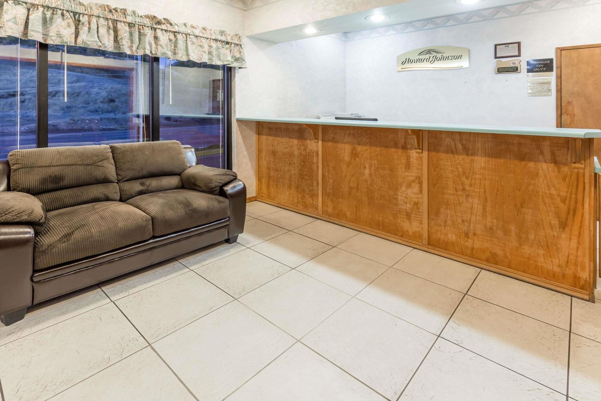 Vista Lobby Howard Johnson by Wyndham Roseburg