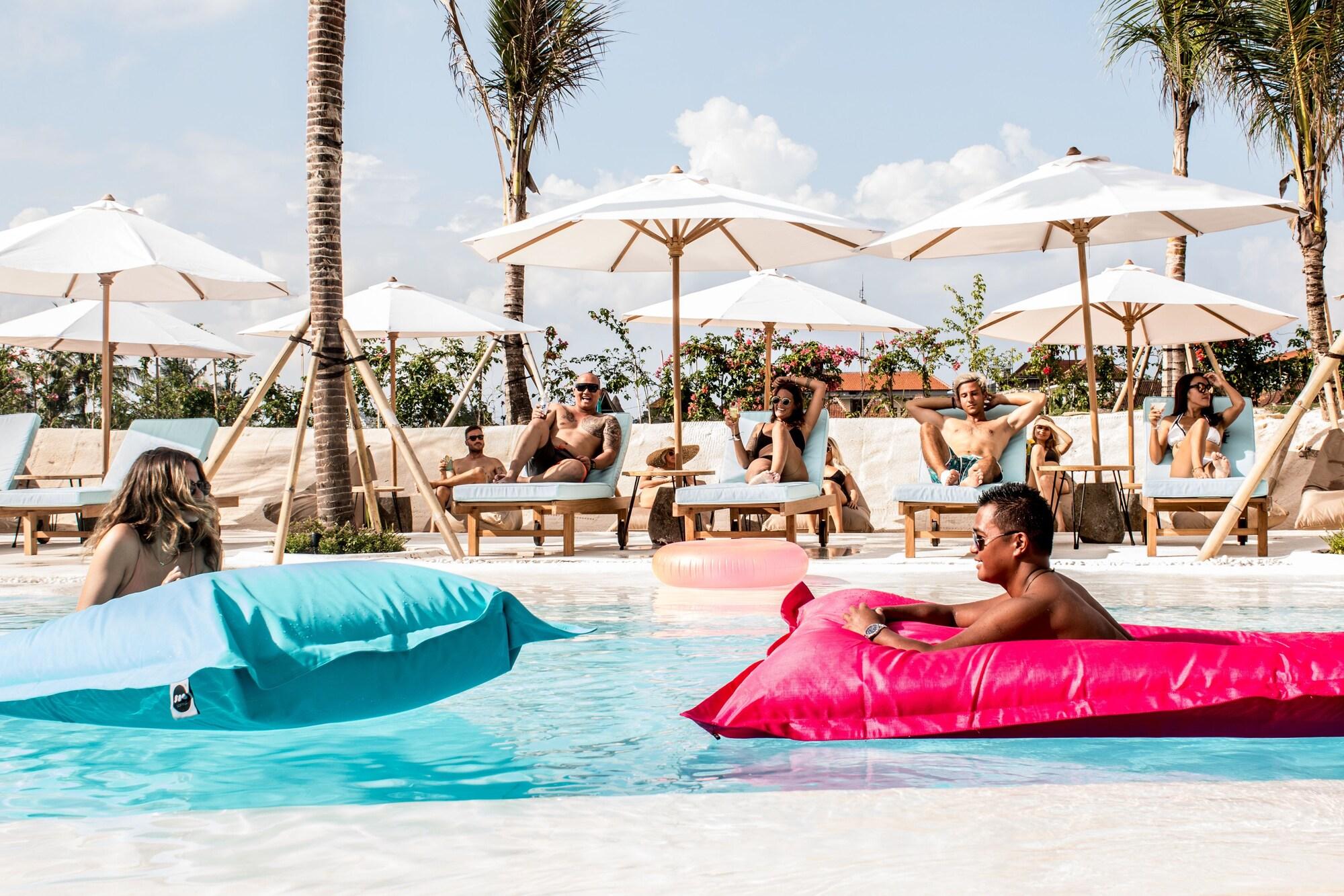 Vista Piscina Kos One Hostel