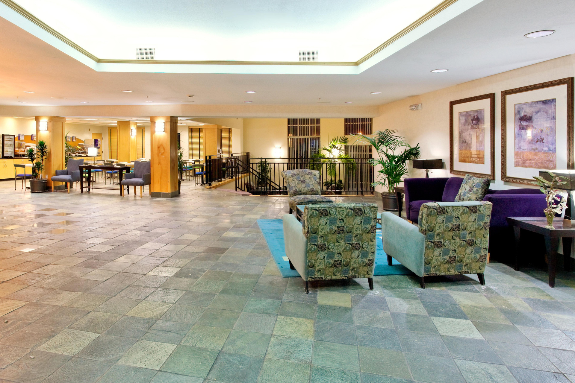 Vista Lobby Holiday Inn Express Rivercenter
