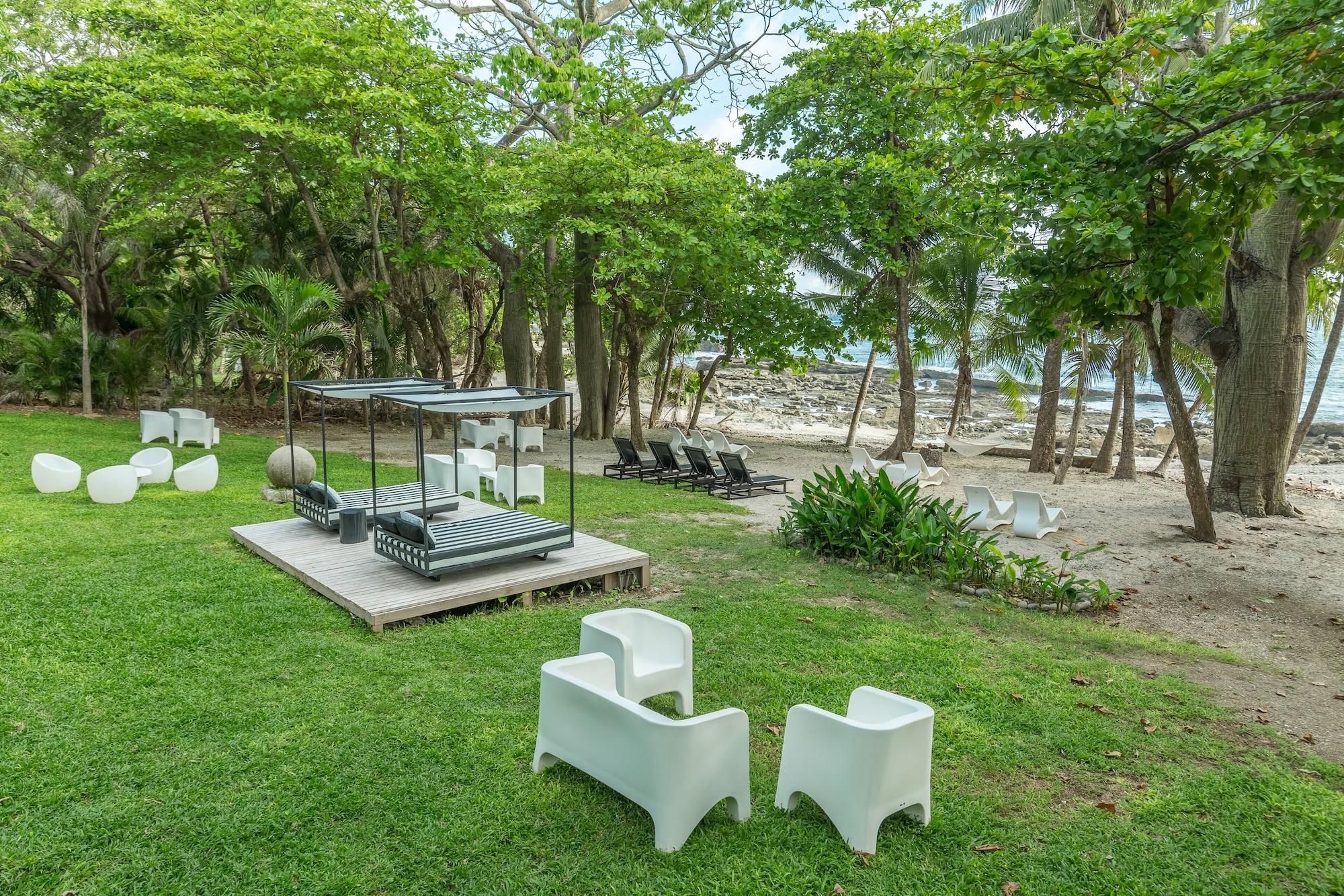 Vista Exterior Gigi Brown Beachfront Santa Teresa