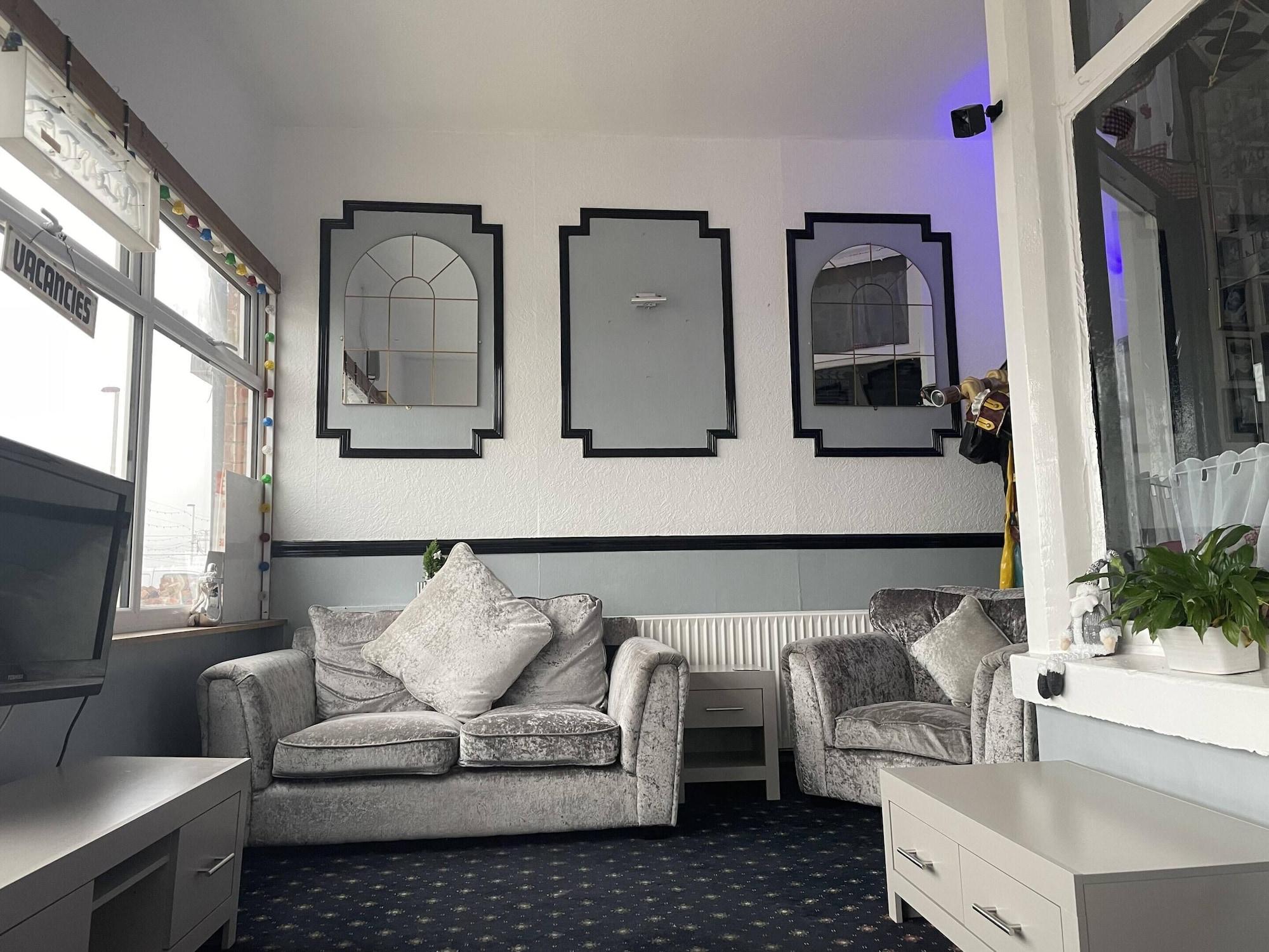 Varios St Albans Hotel