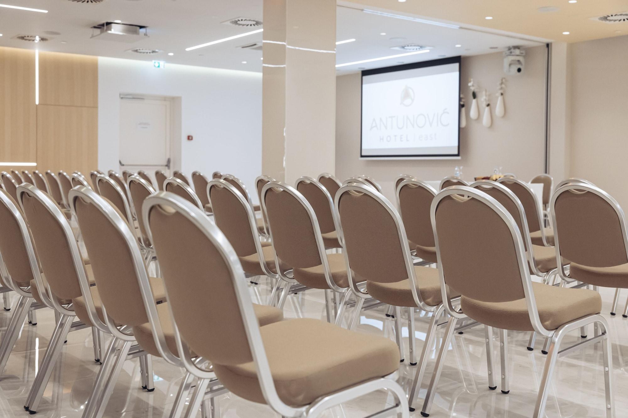 Sala de Reuniones Antunovic Hotel East