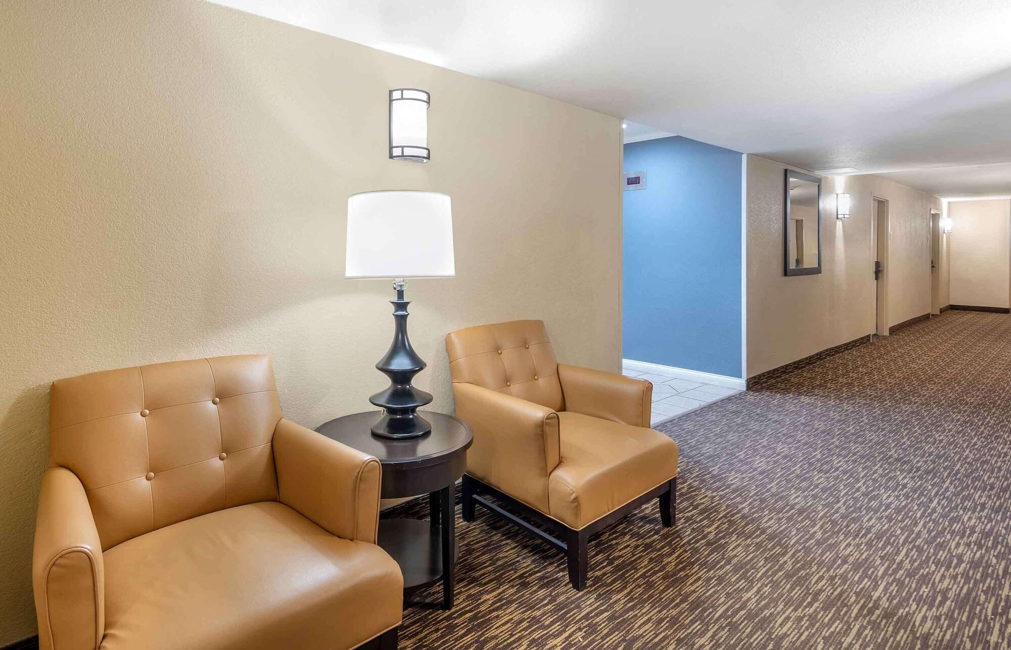 Vista Lobby Extended Stay America Select Suites Chicago Westmont Oak Brook