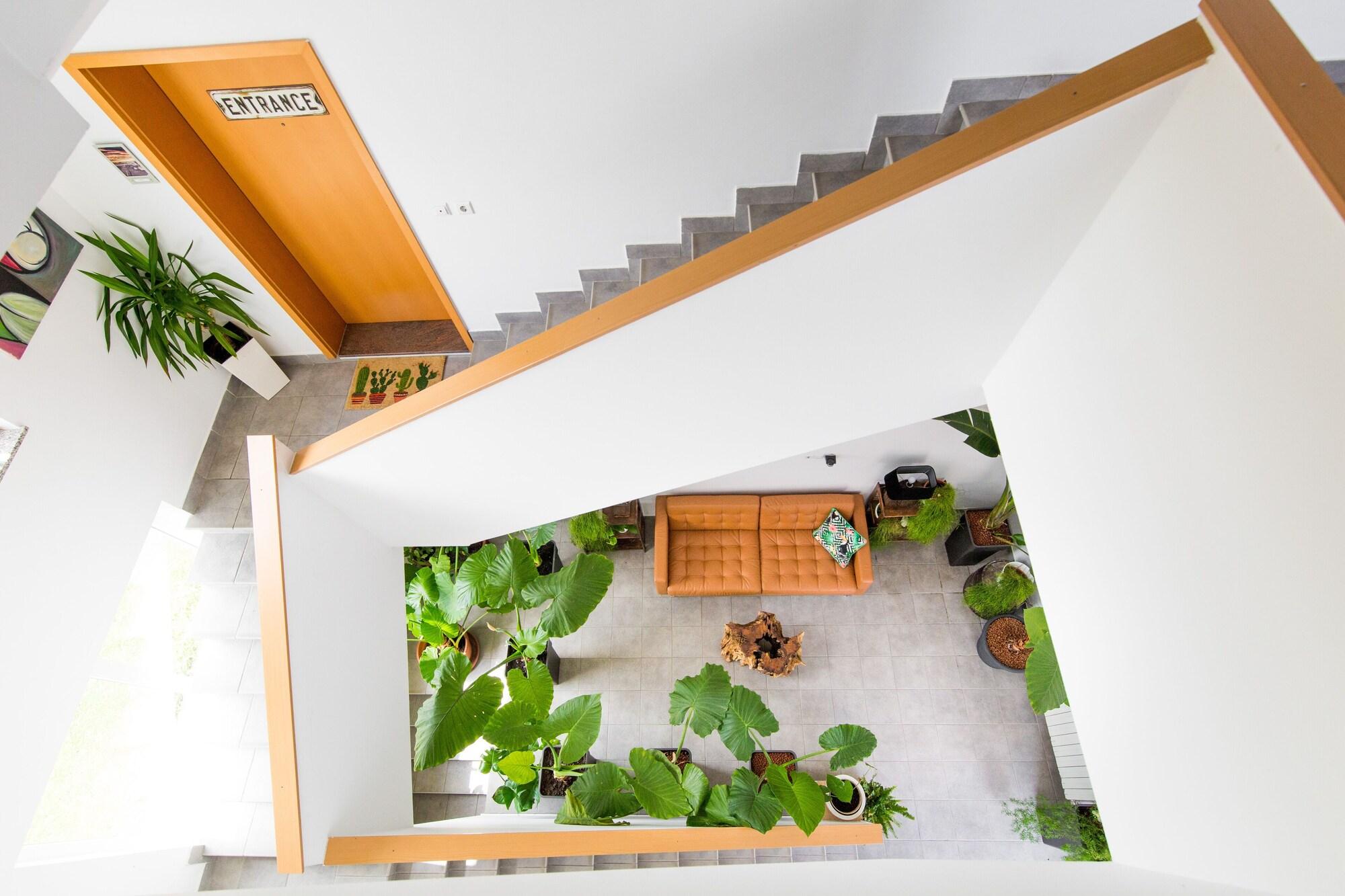 Vista Lobby Tara Garden