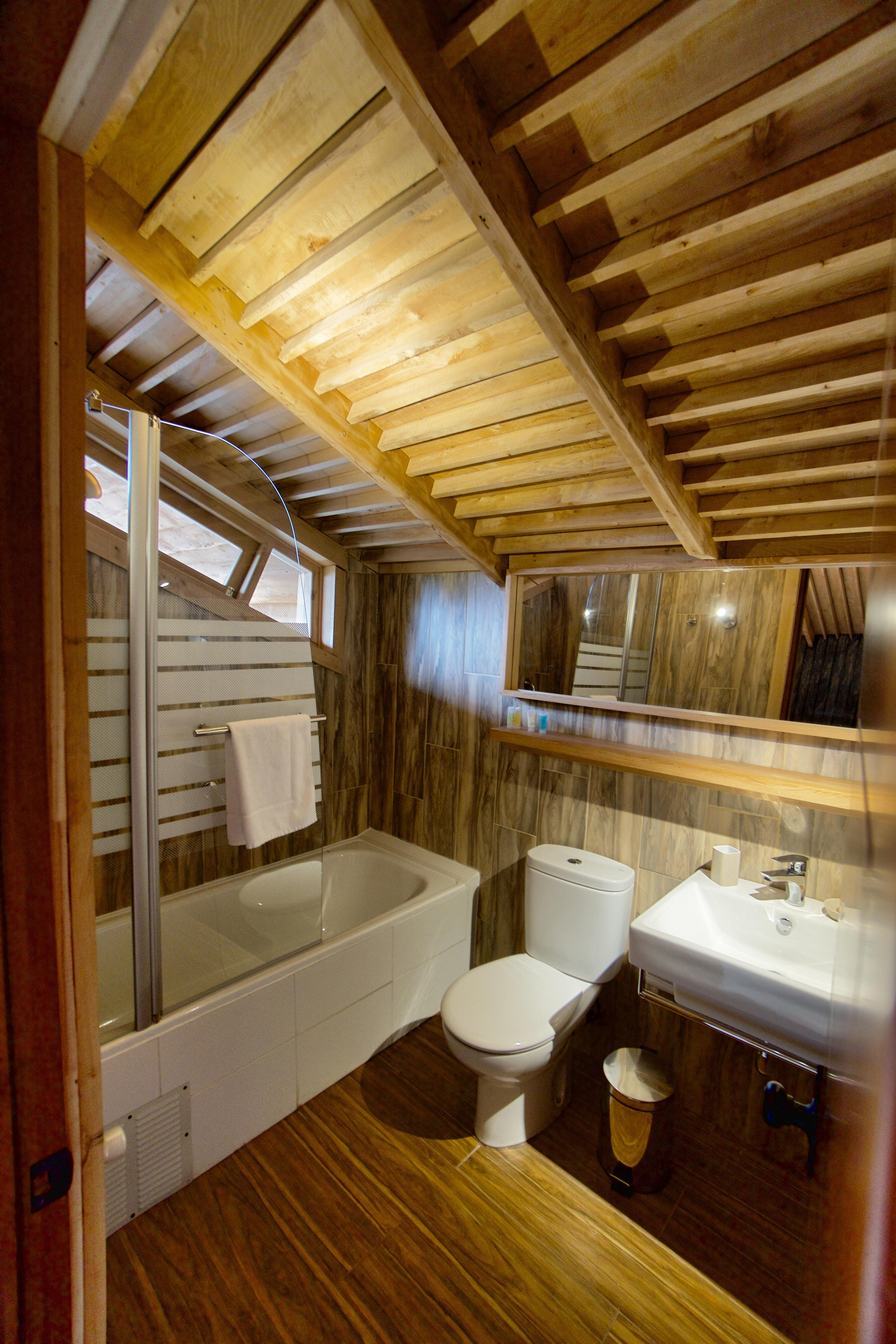 Baño Alto Melimoyu Hotel & Patagonia