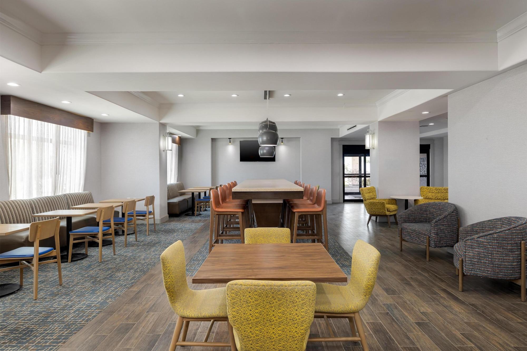 Vista Lobby Hampton Inn Kenedy